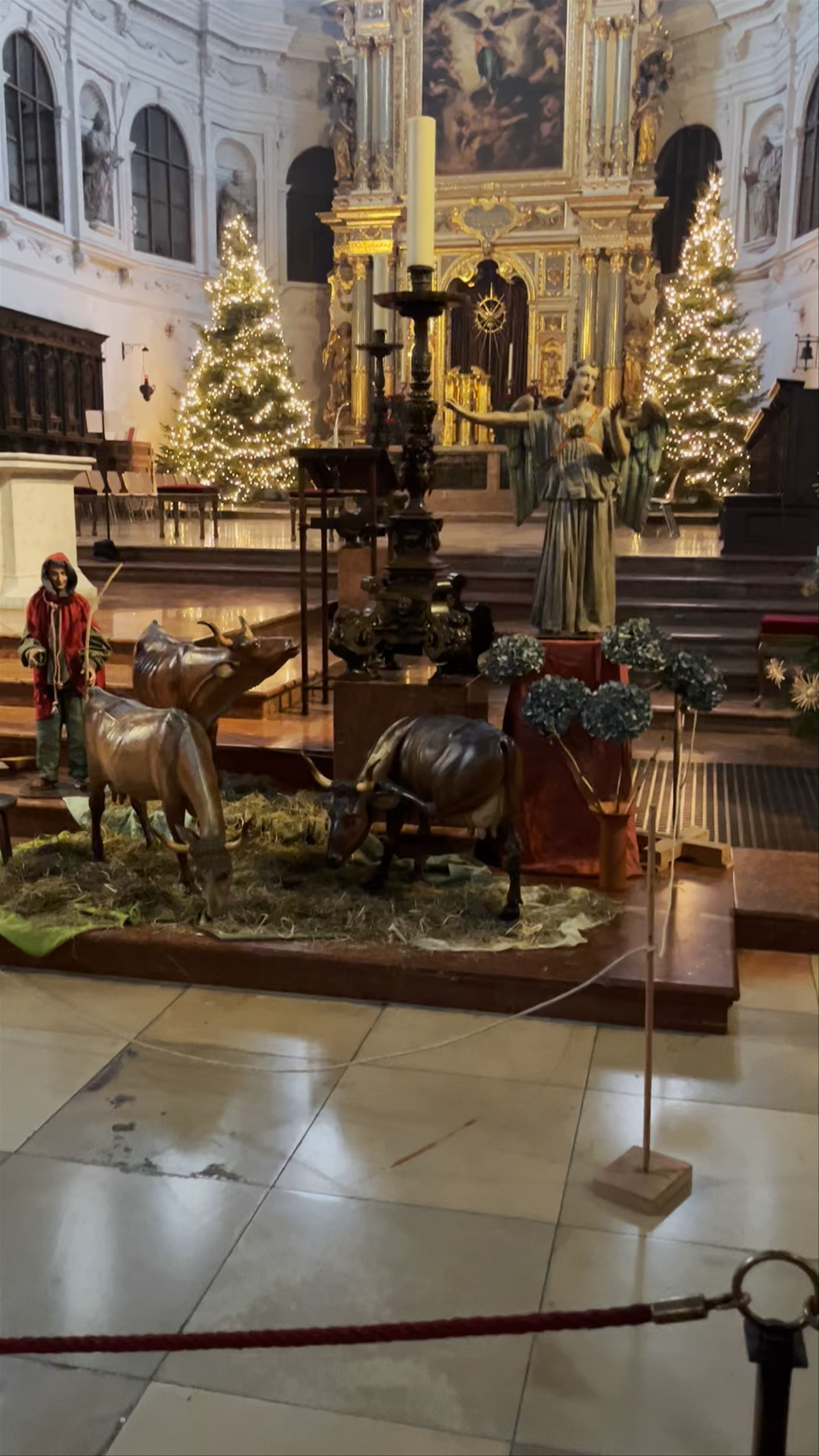 Iglesia de San Miguel: Baroque Christmas Splendor in Munich