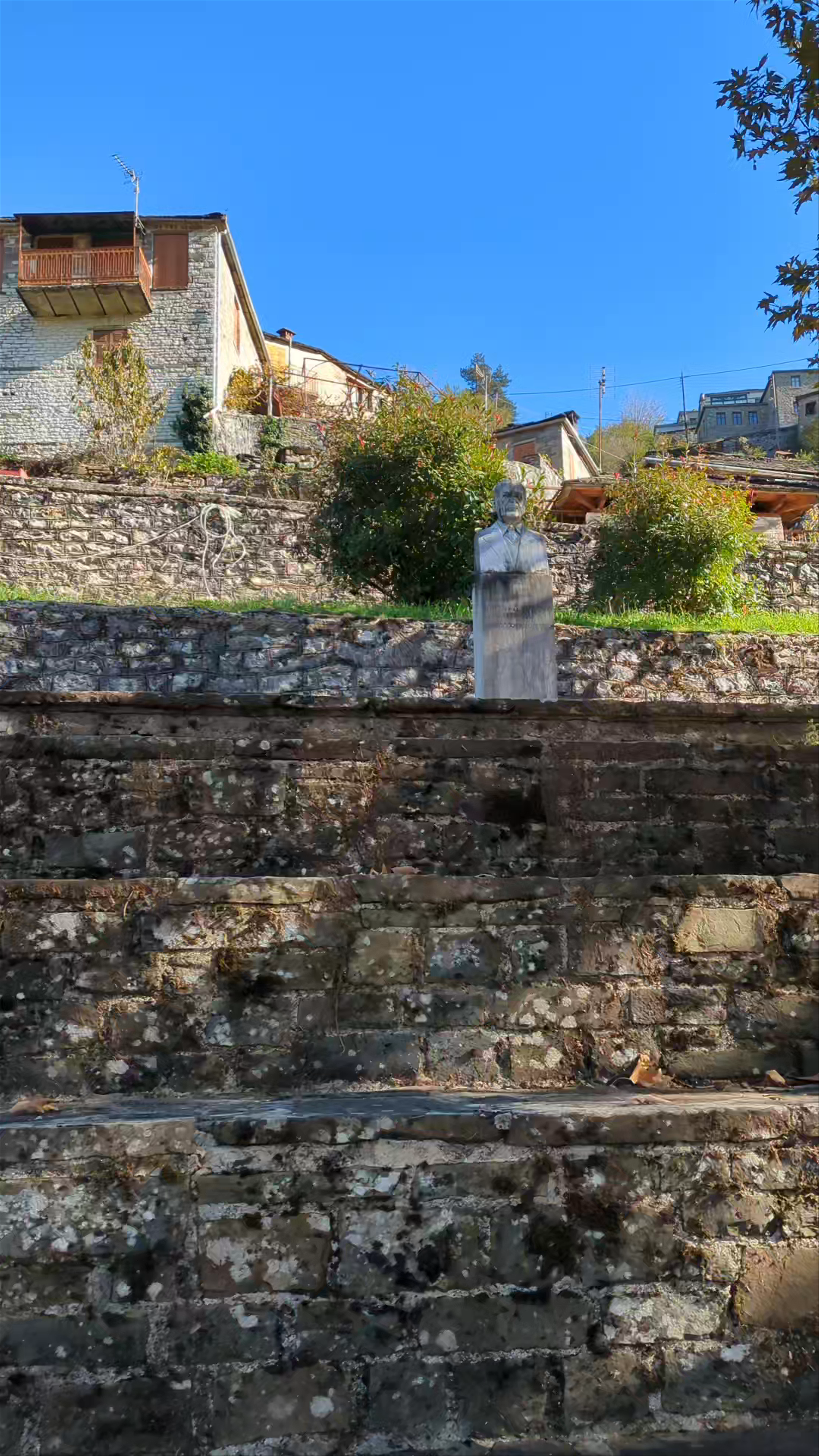 Κεντρική πλατεία Κήπων: Tranquil Autumn Day in Kipoi, Greece