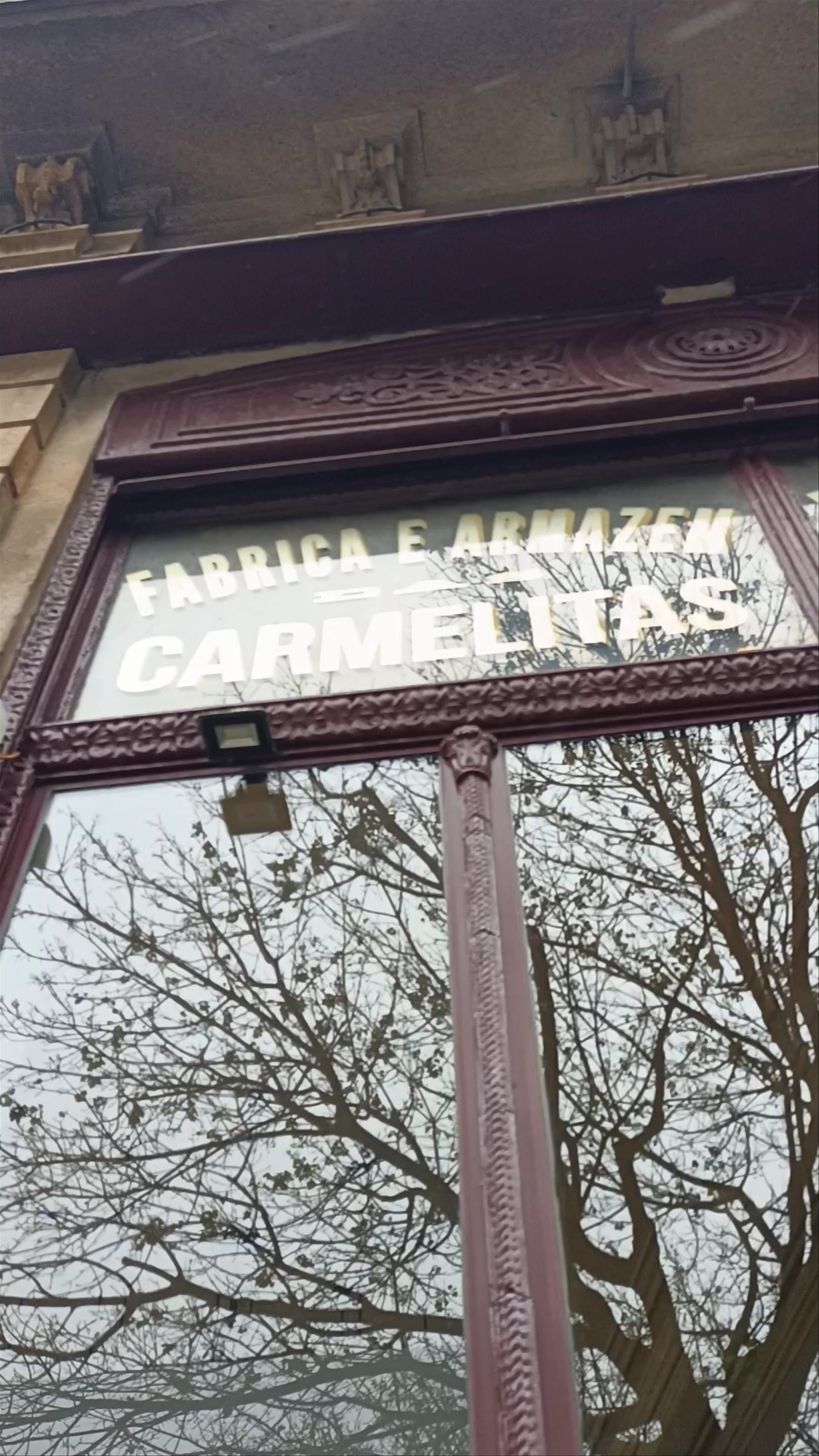 Historic Charm at Fábrica e Armazem Carmelitas, Porto