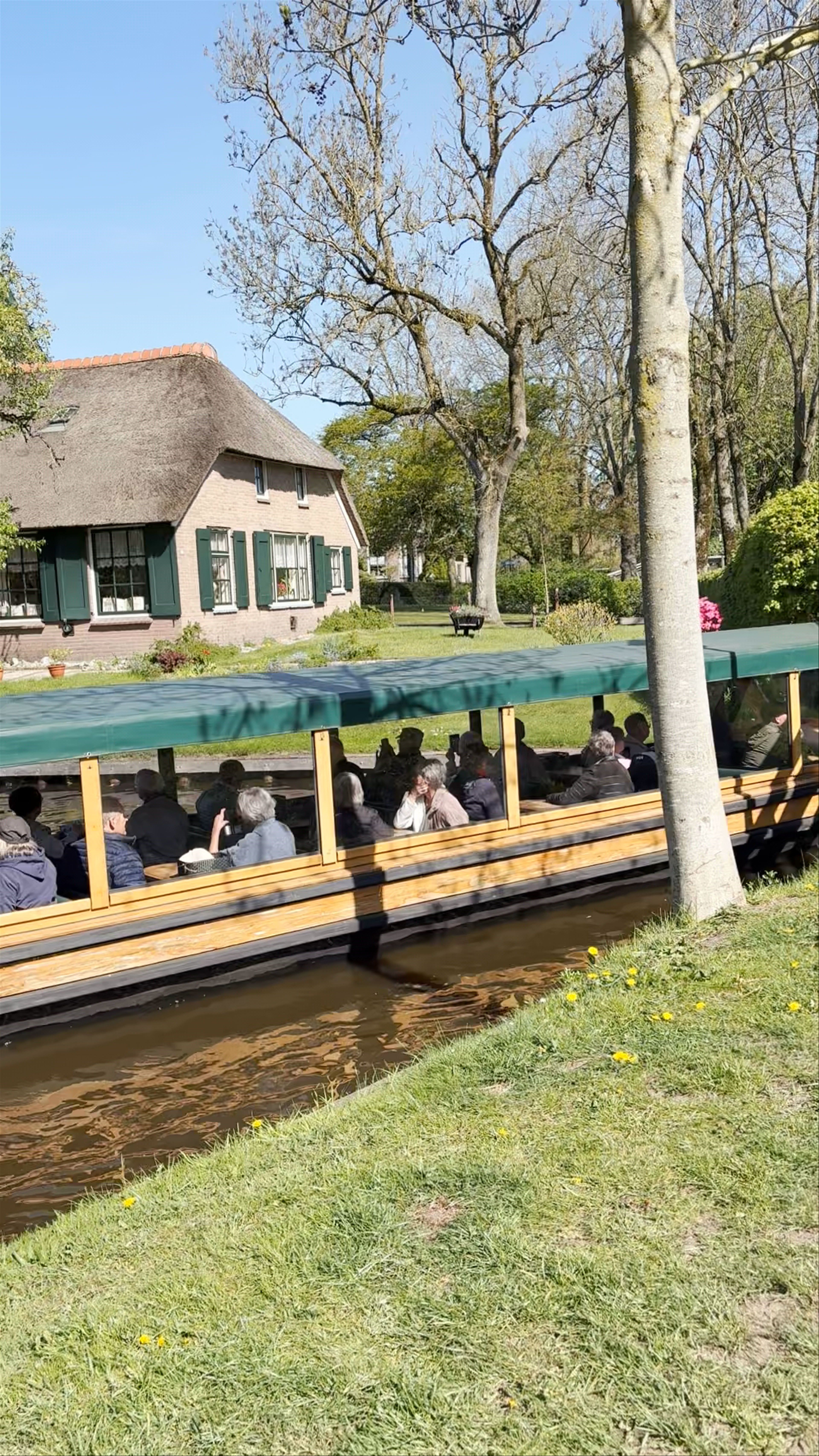 Serene Eco Boat Tour Through Giethoorn’s Canals