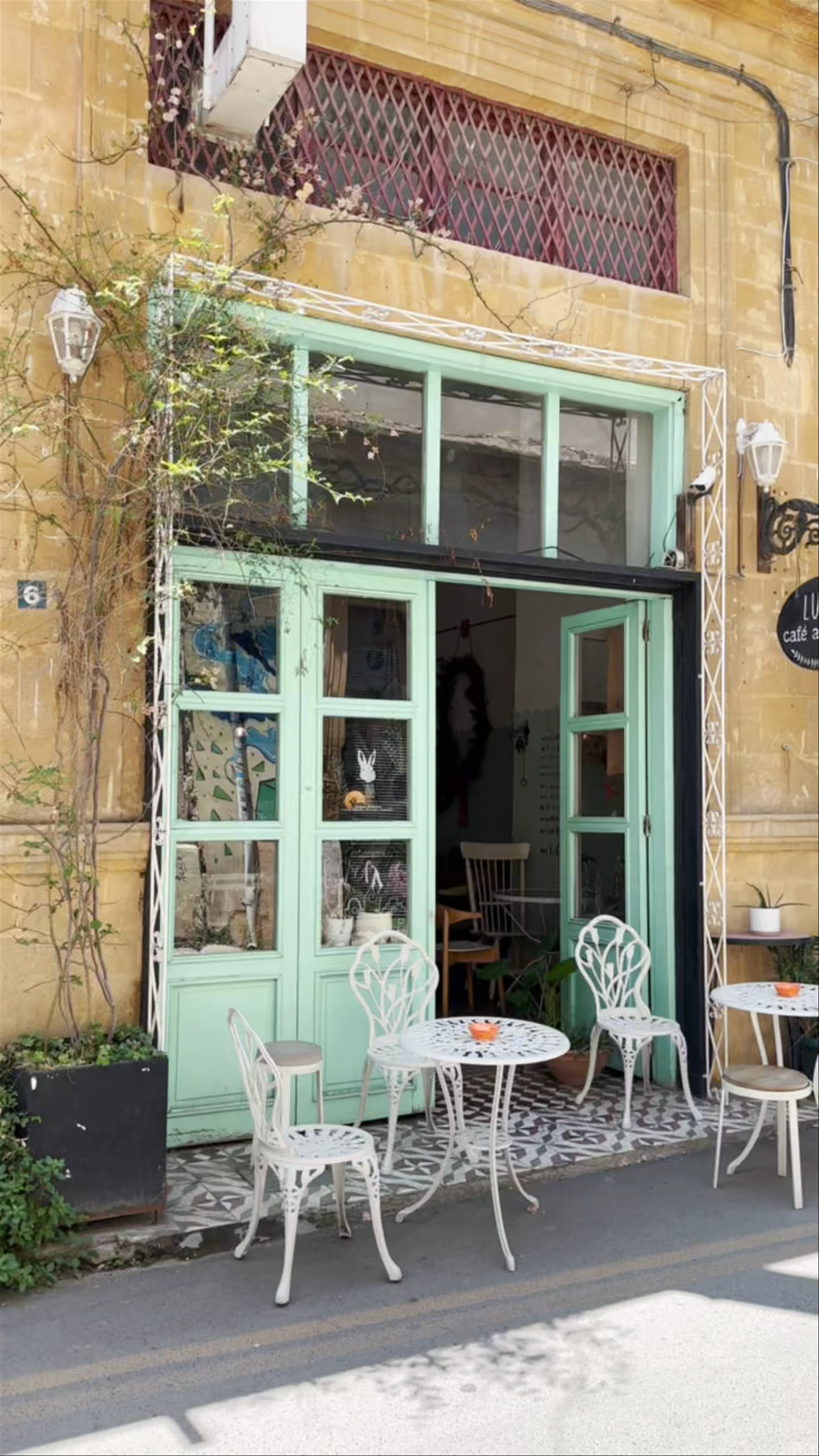 Luna Cafe Art Shop