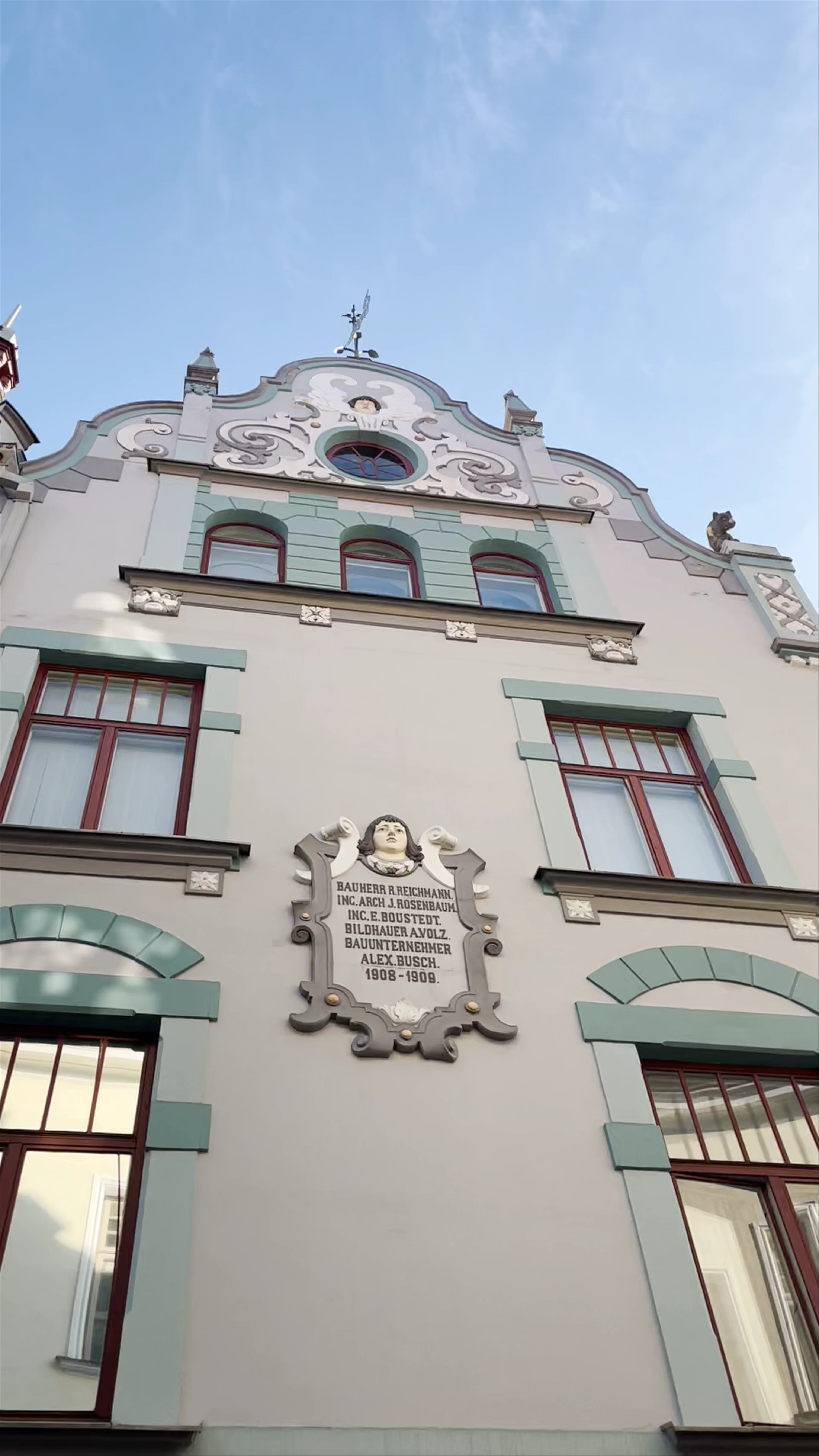 Reichmann House, Pikk