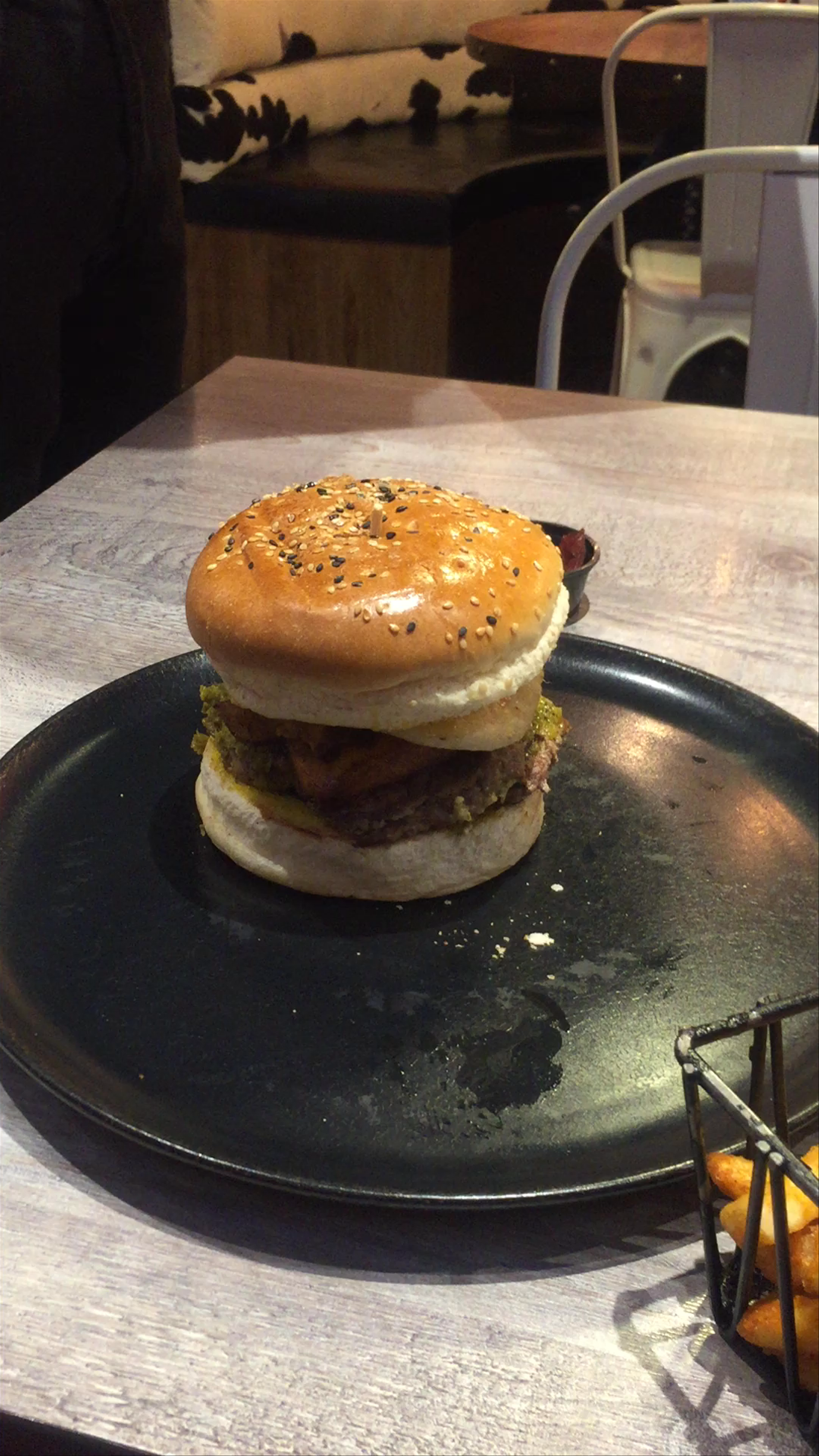 Cheesy Burger Indulgence at Toro McCoy Las Américas in Bogotá