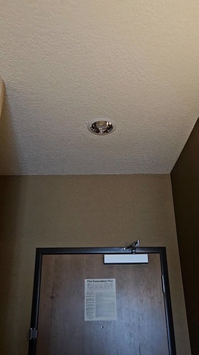 Comfort Inn & Suites - Flickering ceiling light - Hotels Near Me - Hermiston, Oregon
