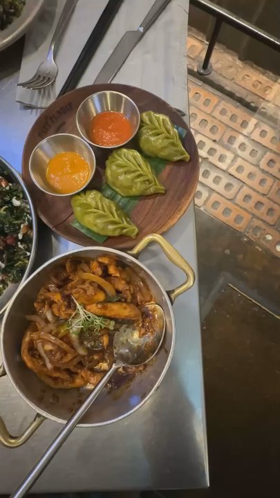 Fatt Pundit - Mixed vegetable momo, crackling spinach, beef Stir fry szechuan noodles, manchurian chicken, sizzling brownie - Indian Near Me - London, XGL