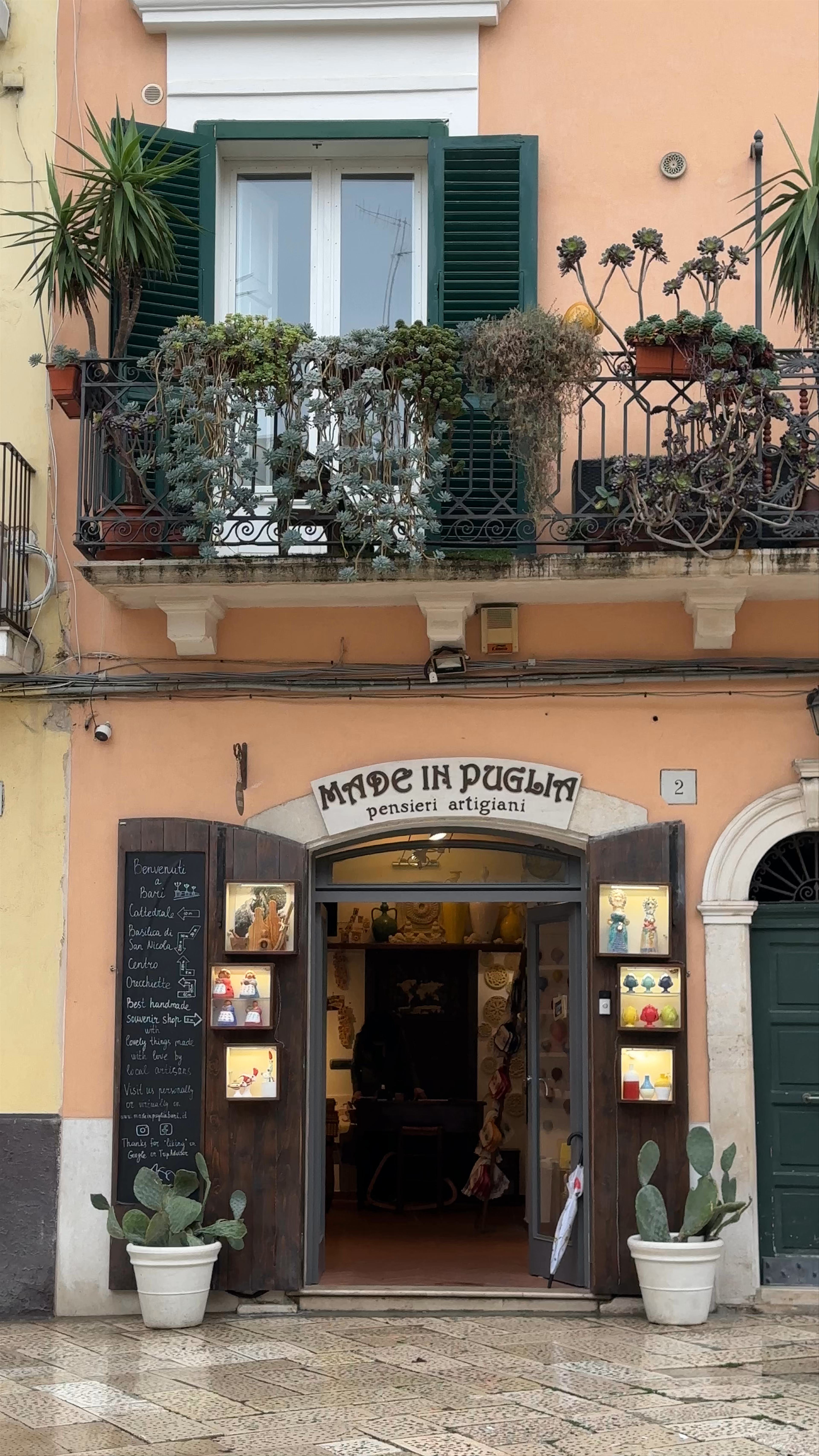 Largo Albicocca - Piazza degli Innamorati in Bari: Charming Artisan Shopping in Puglia