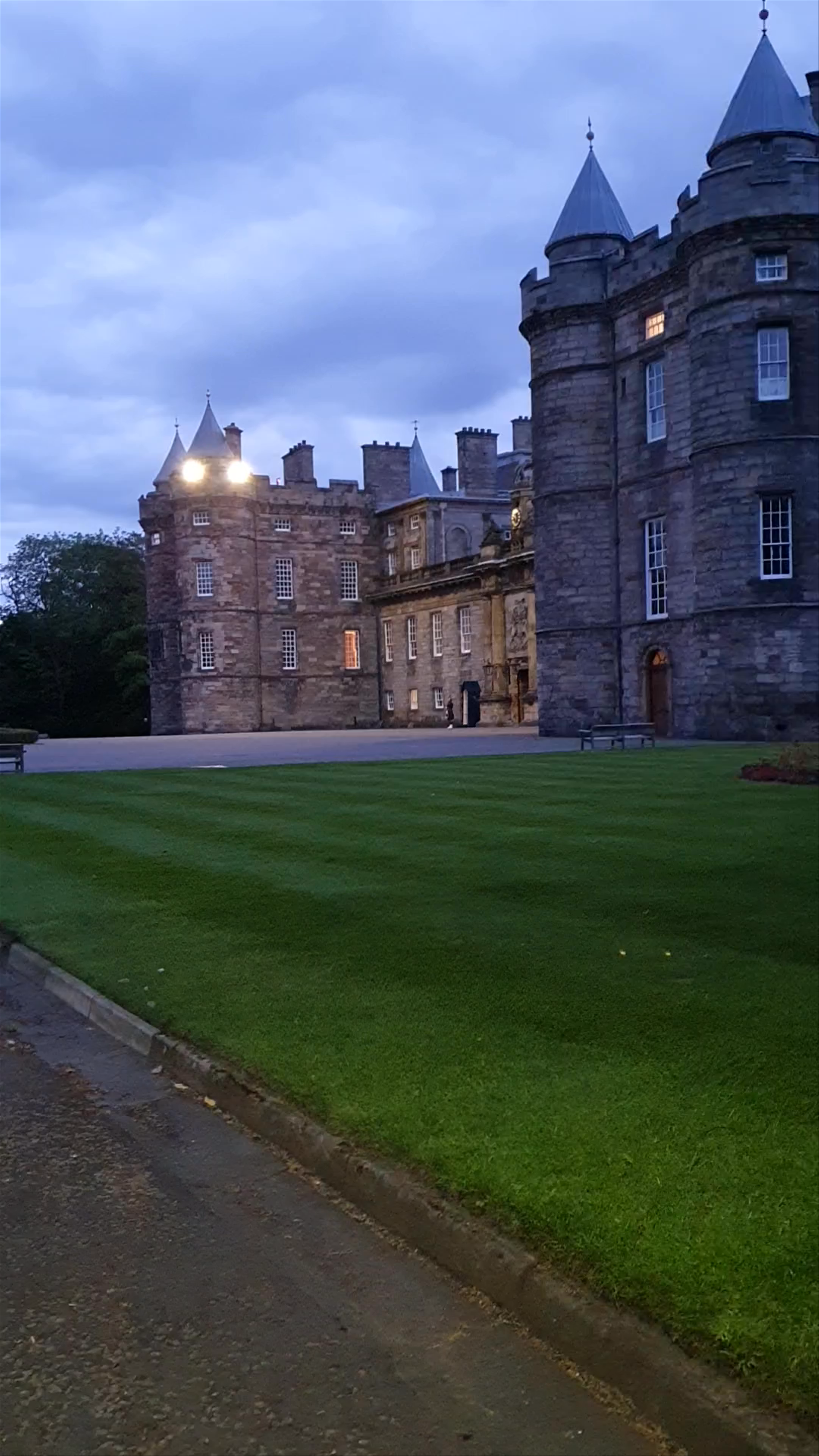 Holyrood Palace Evening Walk: Historic Majesty in Edinburgh