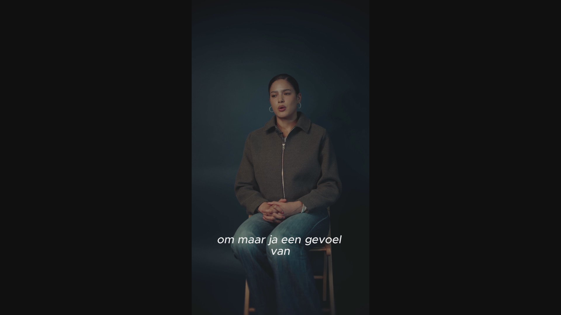 Filmpje van Louise, die zit op een stoel en haar verhaal voor de camera vertelt
