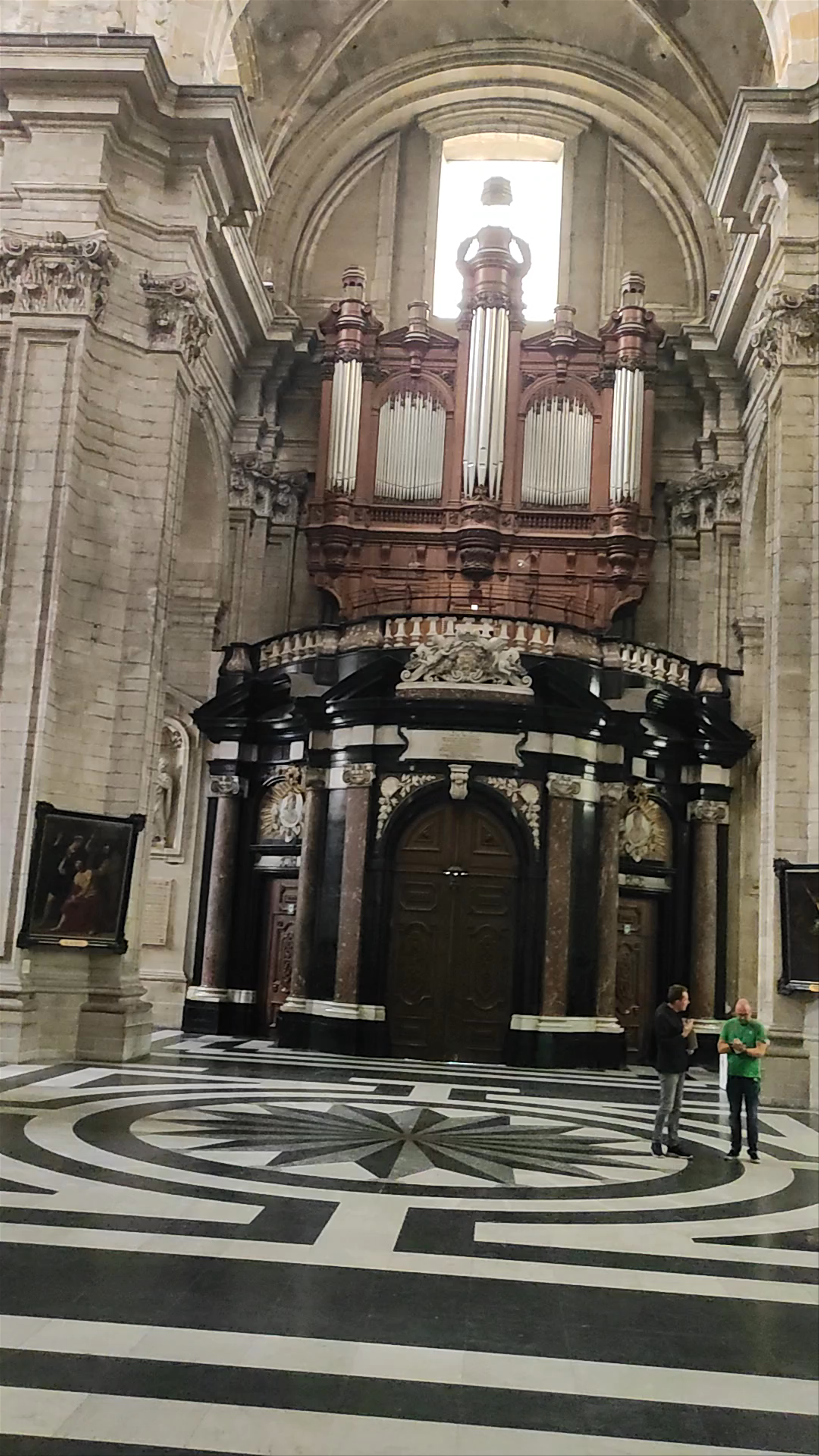 Église Saint-Pierre: Majestic Interior of Historic Brussels Church