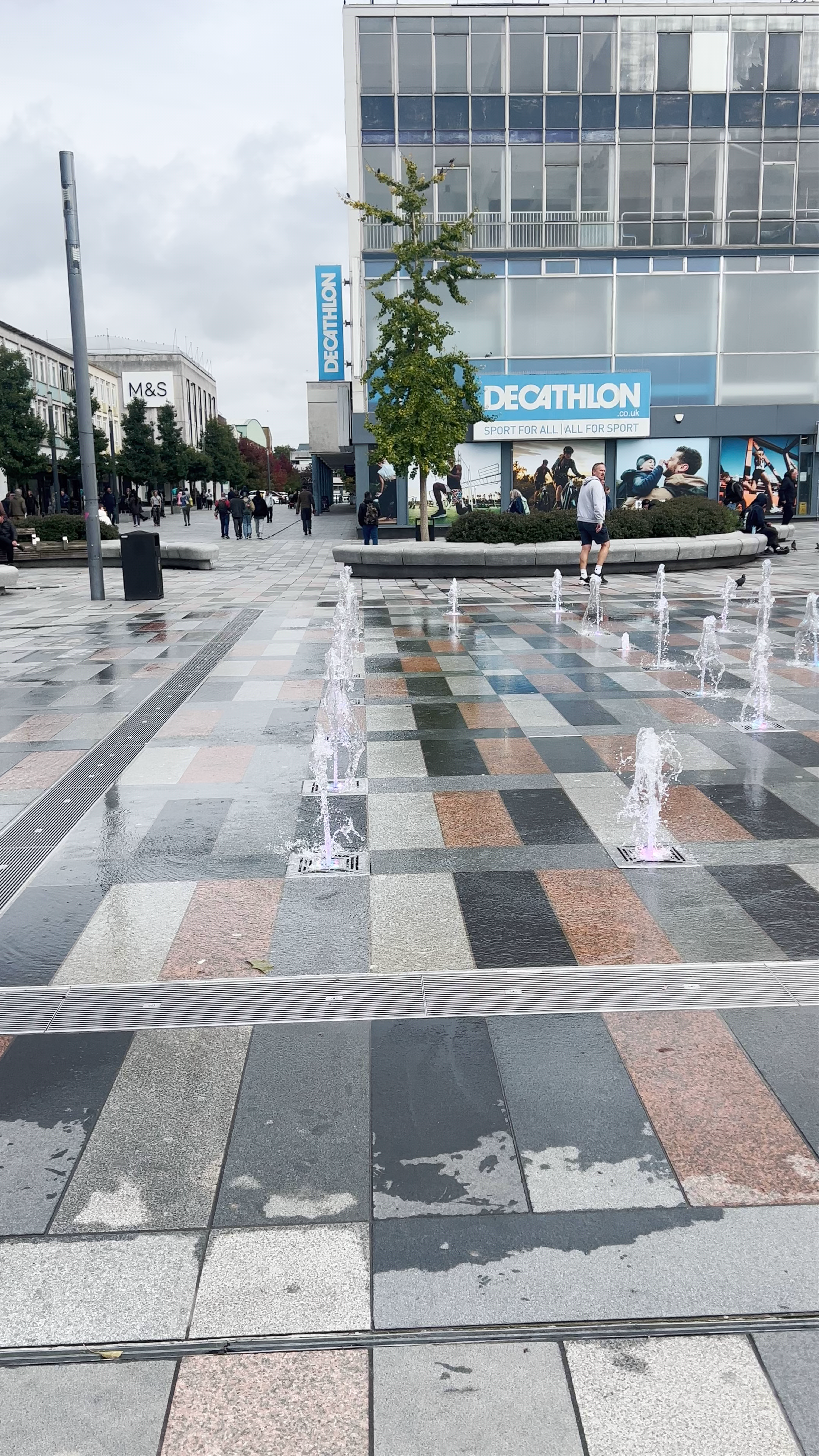 Queen's Square Fountain: Urban Relaxation in Crawley