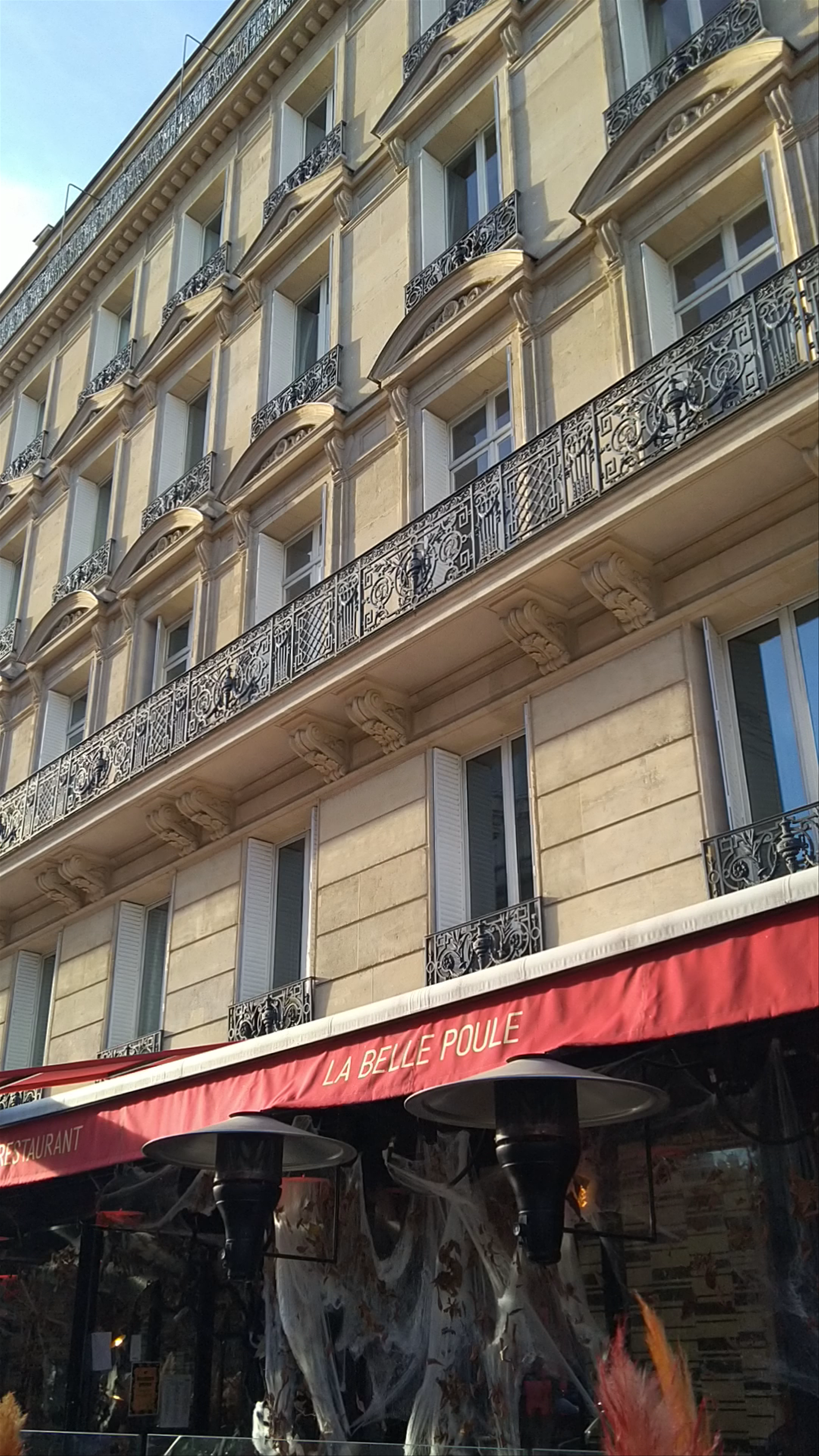 La Belle Poule Paris: Classic Elegance on Rue du Faubourg Saint-Honoré