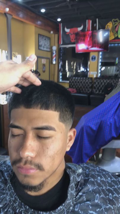 Tradition's Barber Parlor - Mid Fade w/ 6 on top - Barbers Near Me - Chicago, Illinois