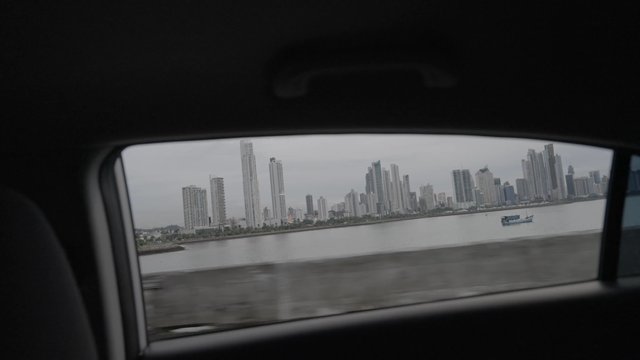 Una vista de la ciudad de Panamá desde la ventana lateral del automóvil