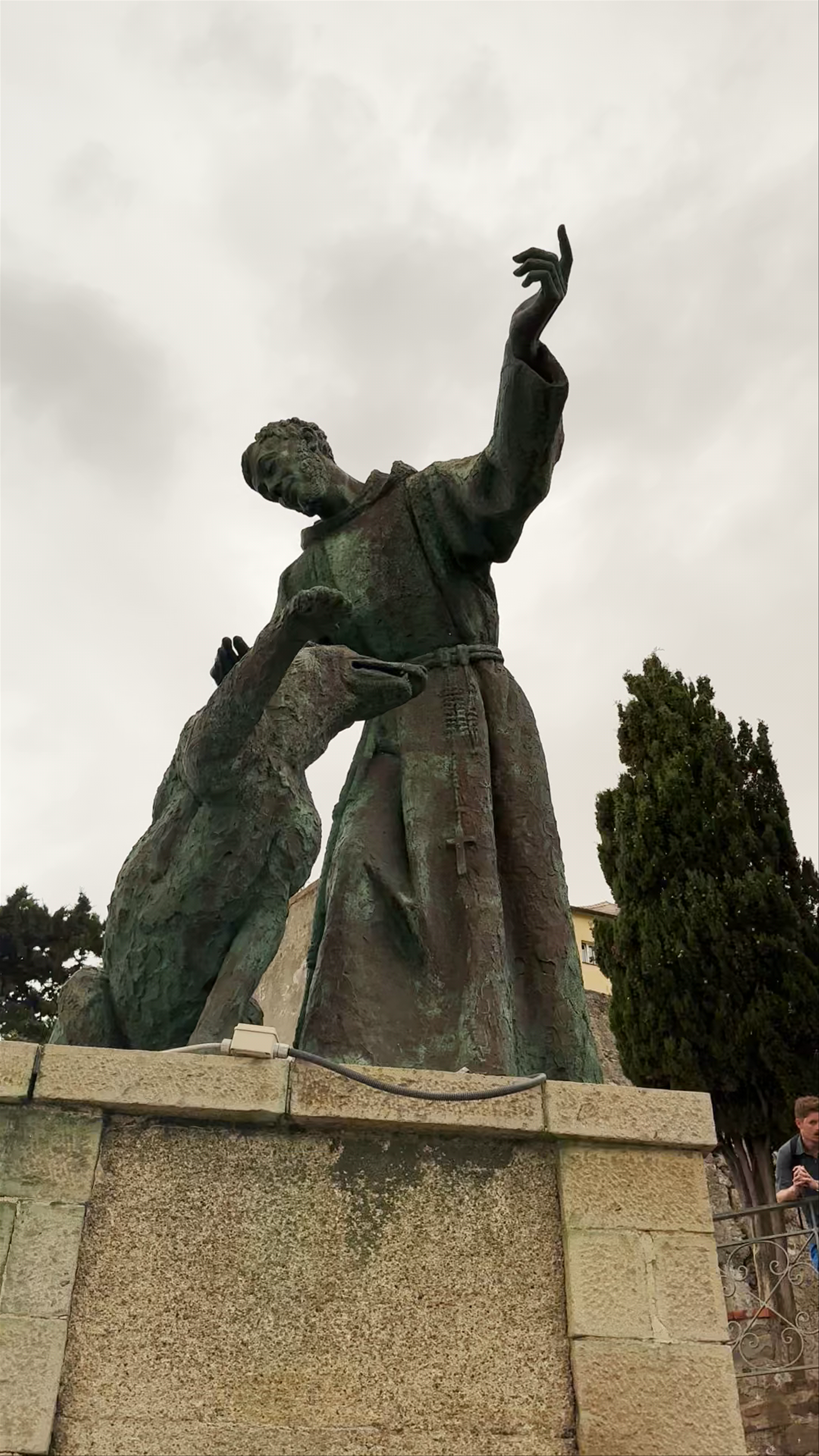 Statua di San Francesco d'Assisi in Monterosso al Mare: Spiritual Icon Overlooking Ligurian Coast