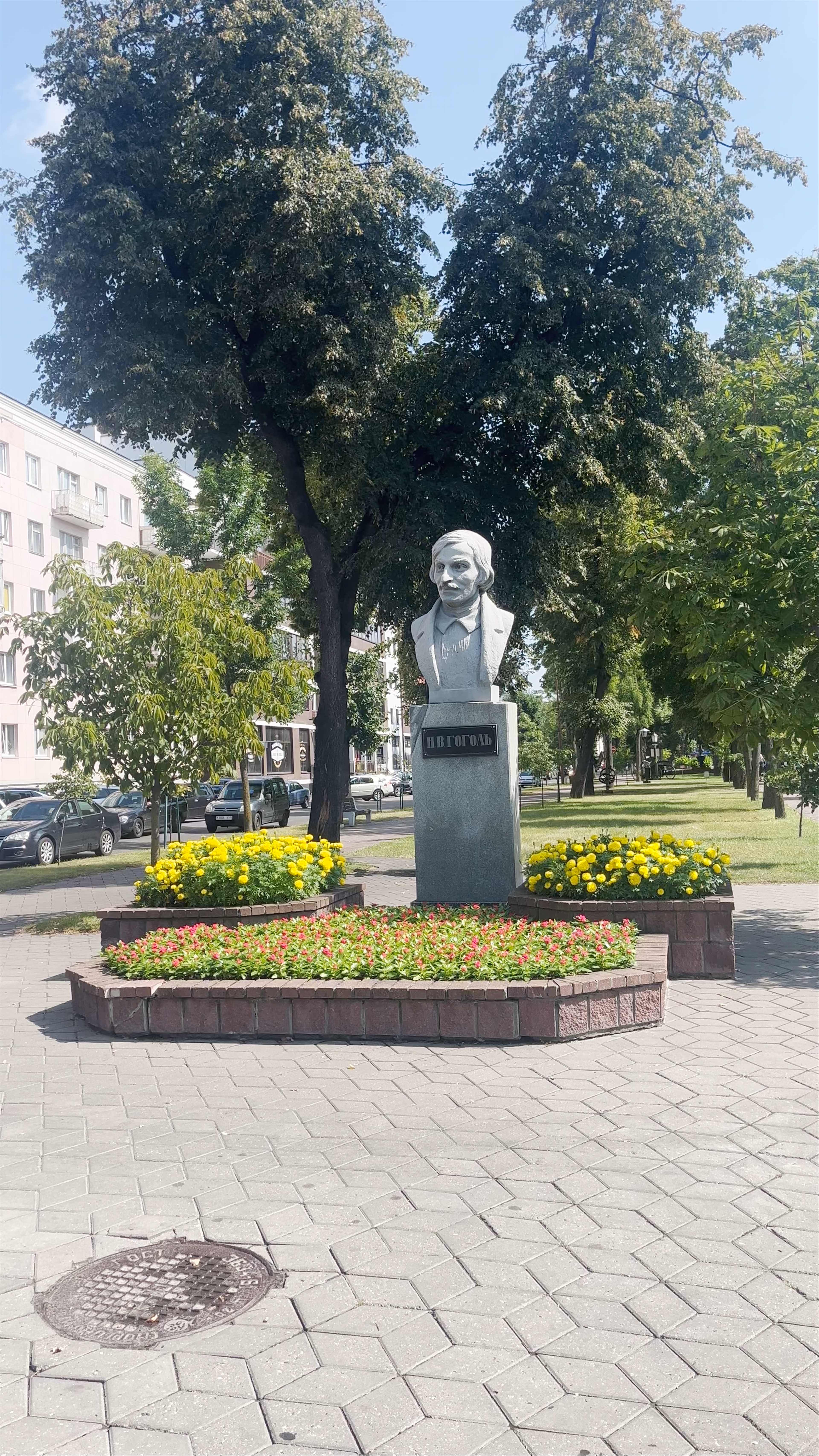 Monument to N.V. Gogol in Brest, Belarus - A Serene Cultural Landmark
