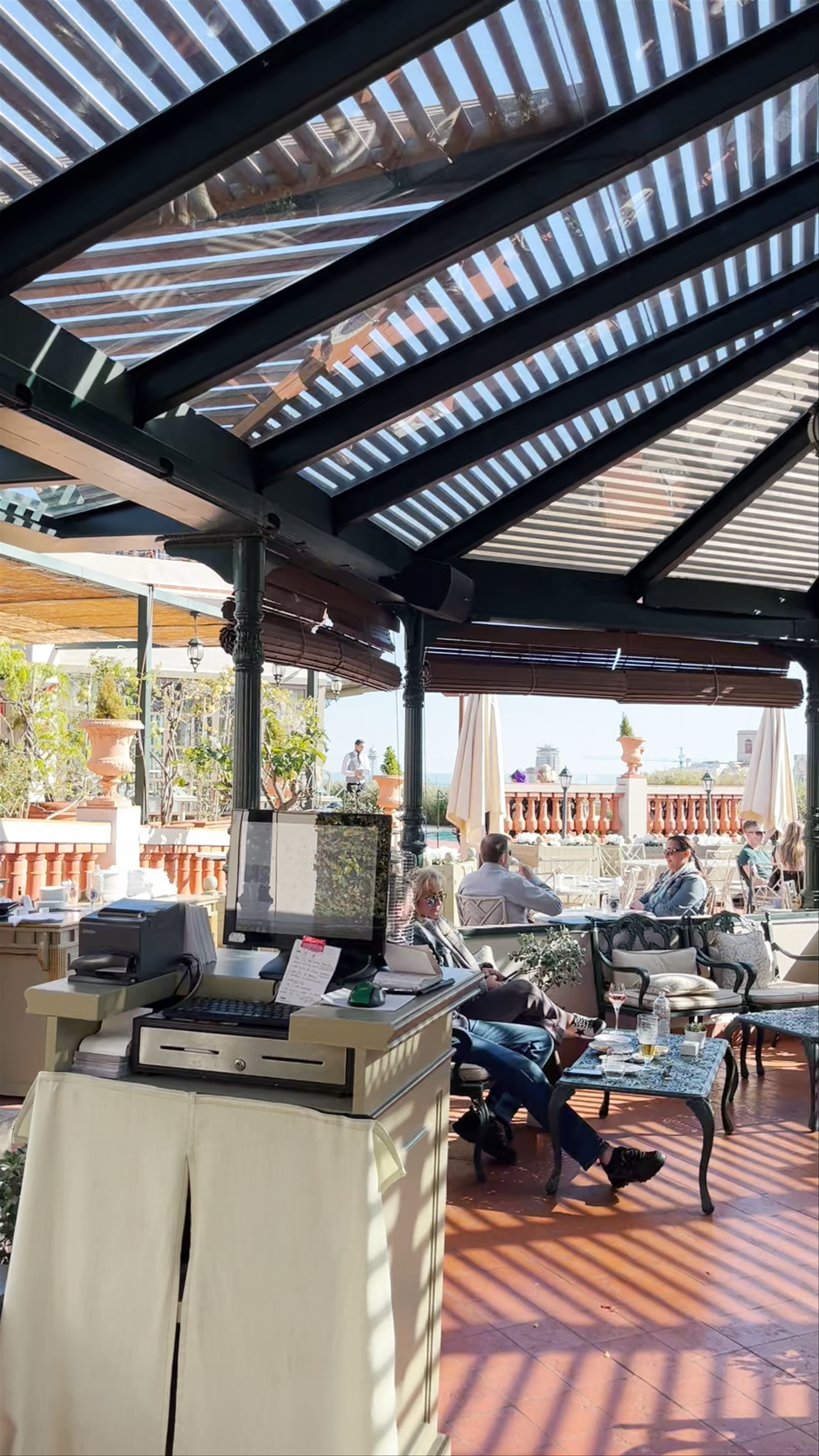 Chalet El Palace RoofTop Garden: Elegant Sunlit Escape in Barcelona