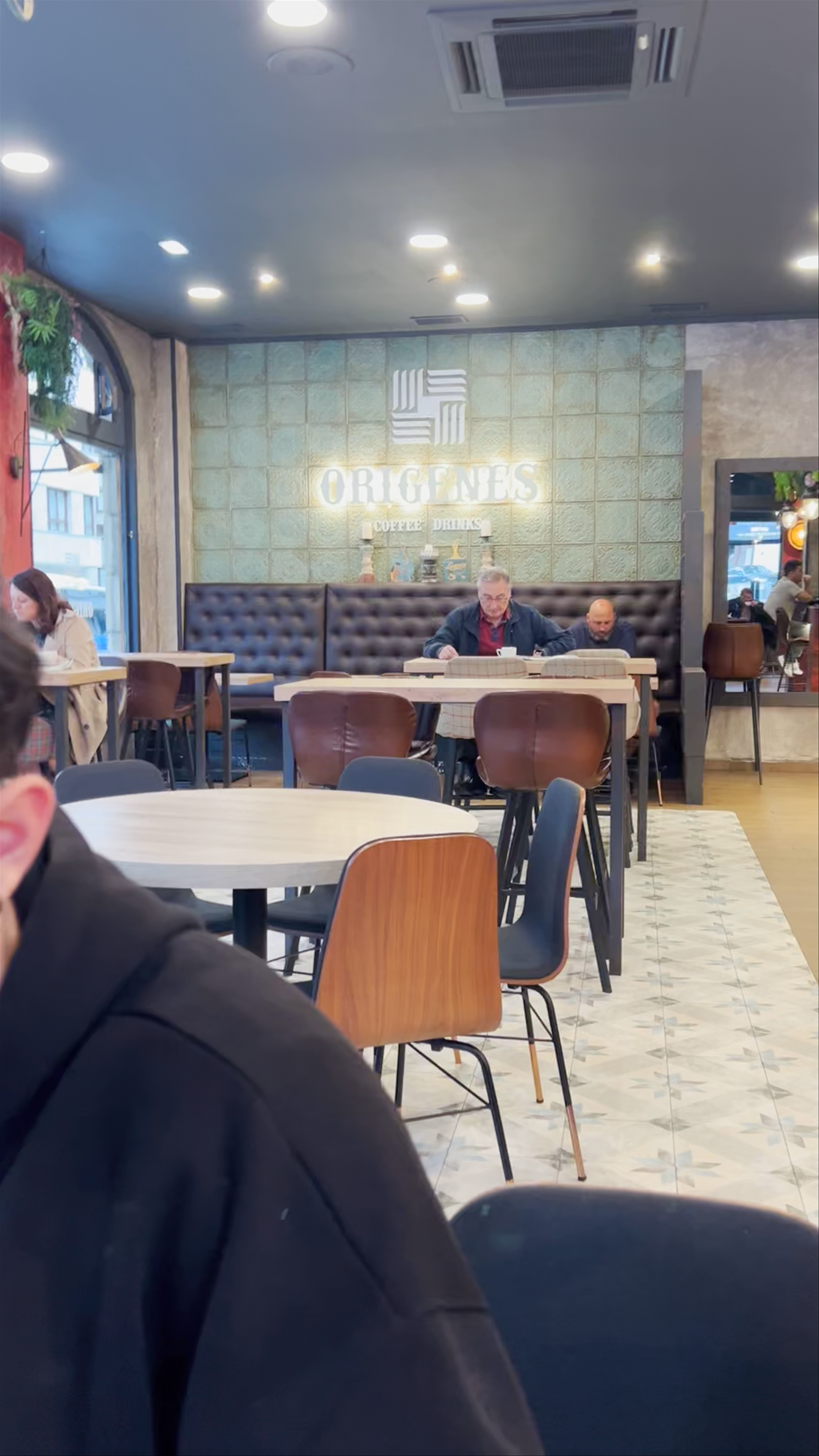 Orígenes: Cozy Coffee & Drinks Spot in Gijón, Spain