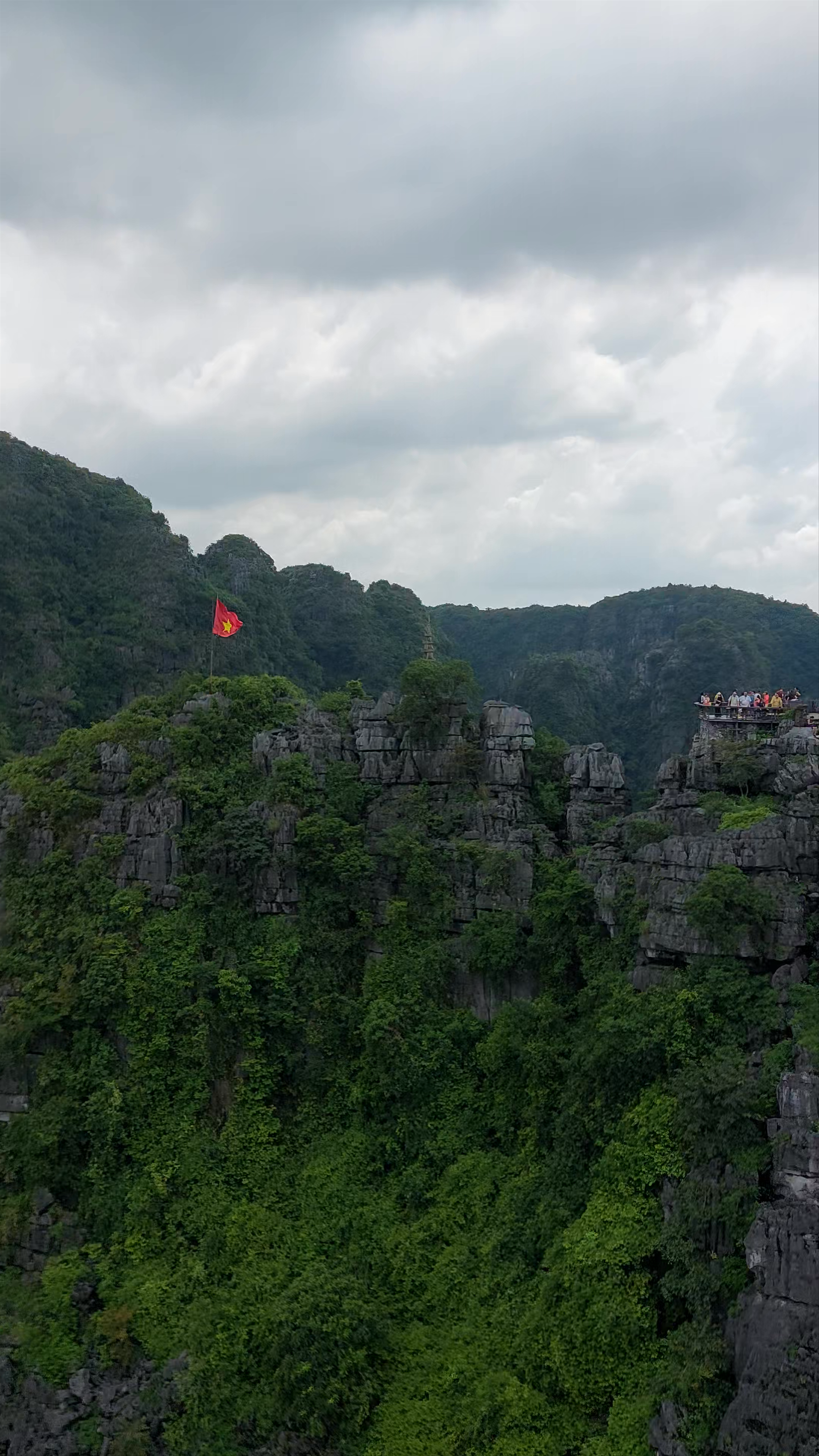 Núi Ngoạ Long (Lying Dragon Mountain)