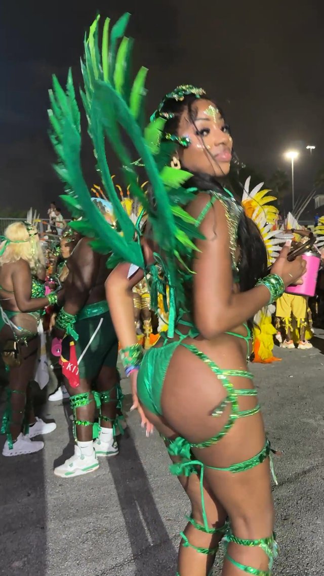 GUYANESE.MAMii VIBING