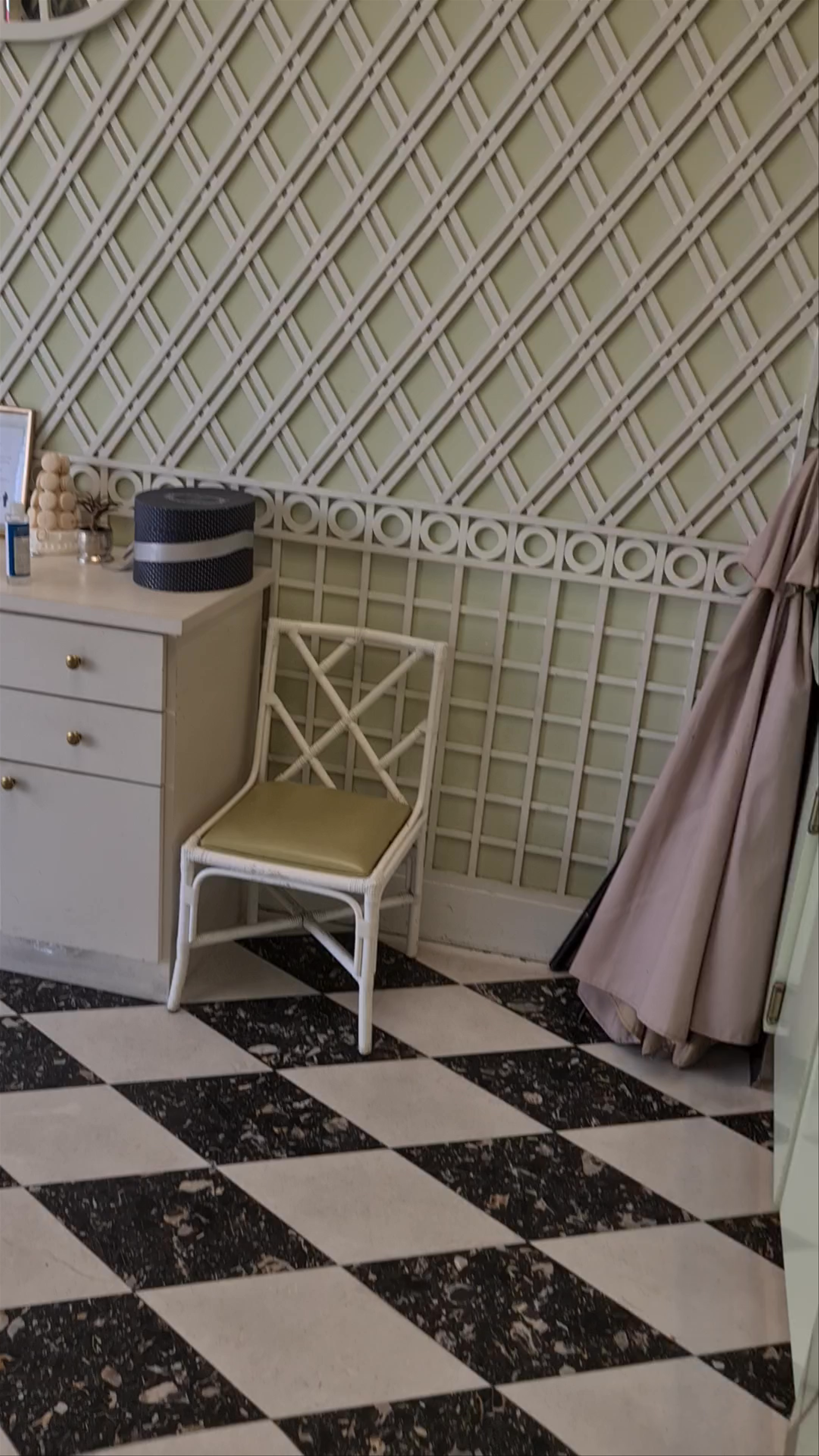 Ladurée Elegance: Iconic French Pastries in Beverly Hills
