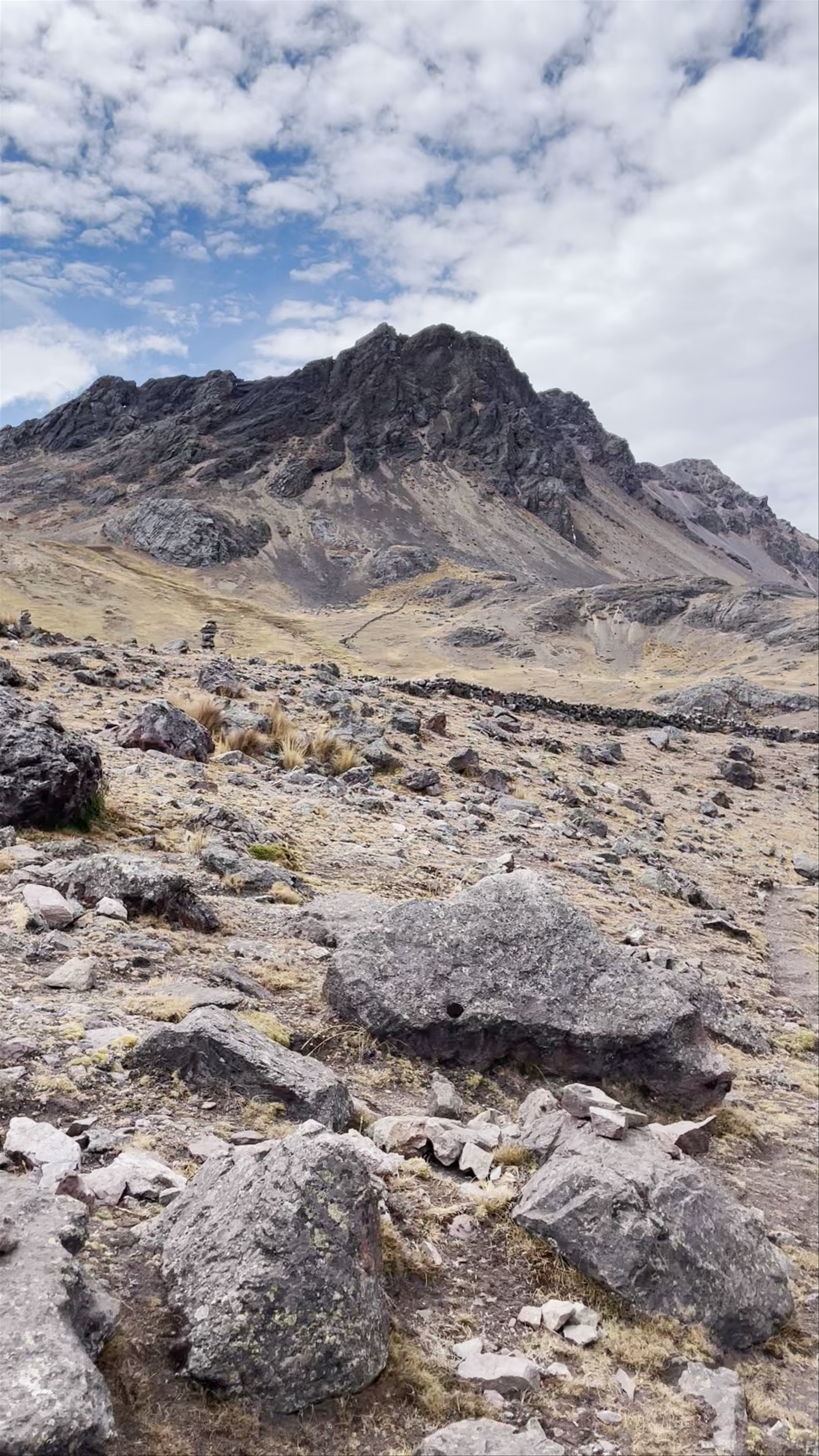 Ciénaga antes de 7 Lagunas: Rugged Mountain Landscape Trek in Pajchanta, Peru