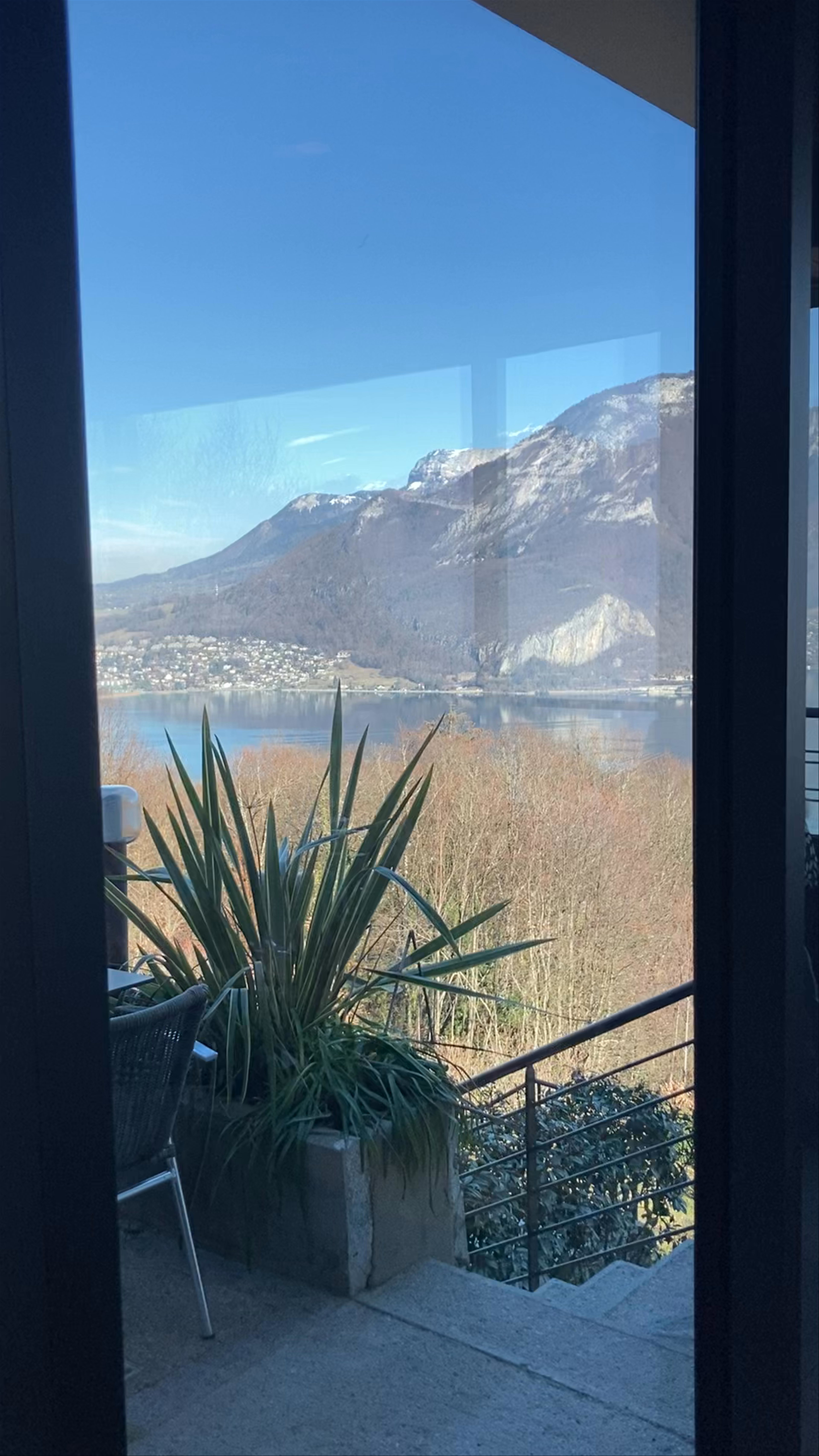 Les Terrasses du Lac: Scenic Dining with a Mountain View in Annecy, France