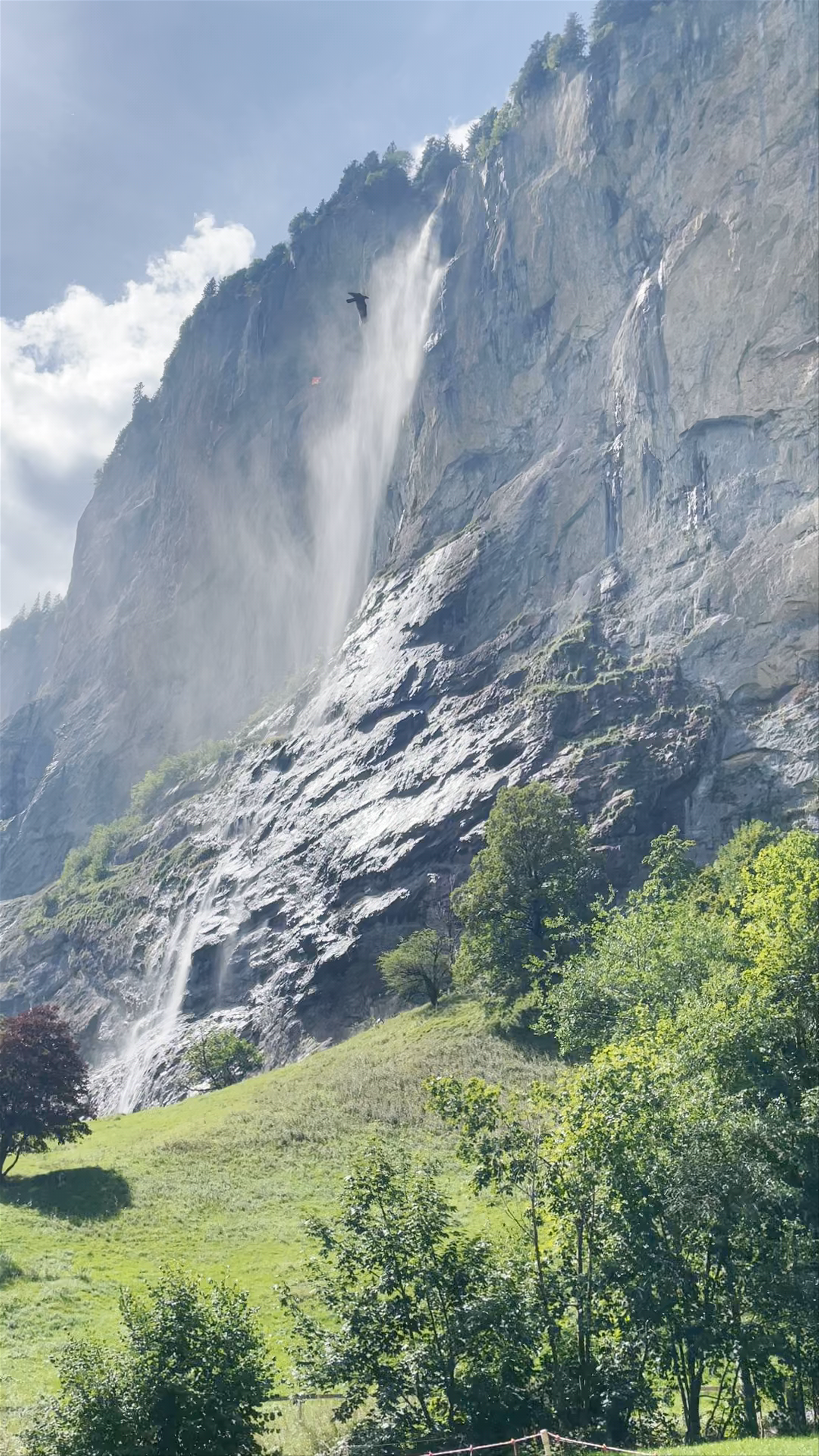 Staubbach Falls: Majestic Waterfall in Lauterbrunnen, Switzerland