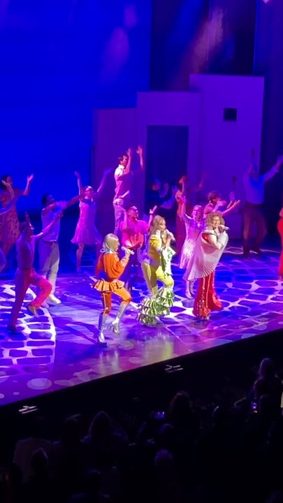 Video carousel 2 of 7 with ID -EmsWM908NcVsOr1lix6kg for Winter Garden  Theatre