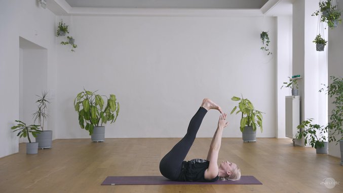 Shoulder-free Sunsalutations with Lisa