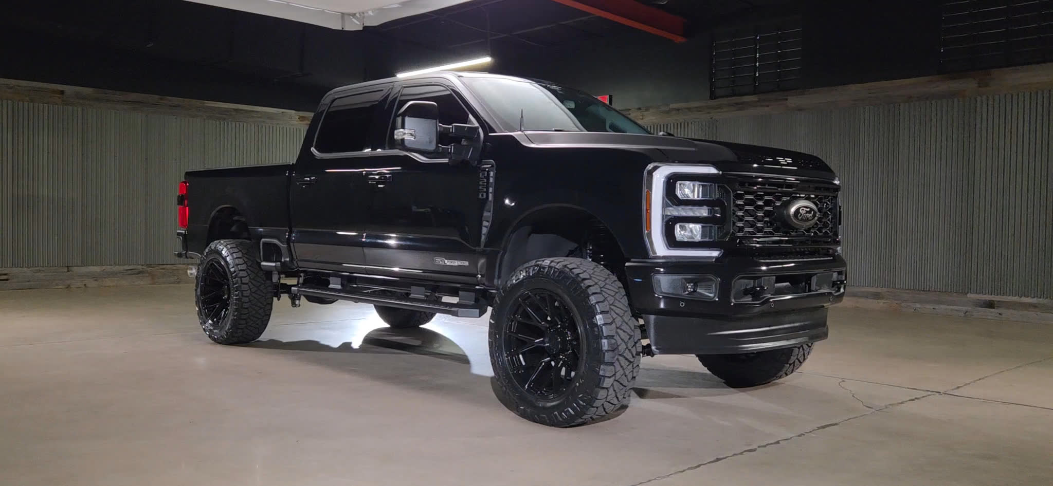 Lifted Trucks - #T33972 - 2025 Ford F-250 Super Duty Lariat Crew Cab