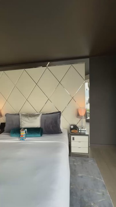 Paradox - Hotels Near Me - Vancouver, British Columbia