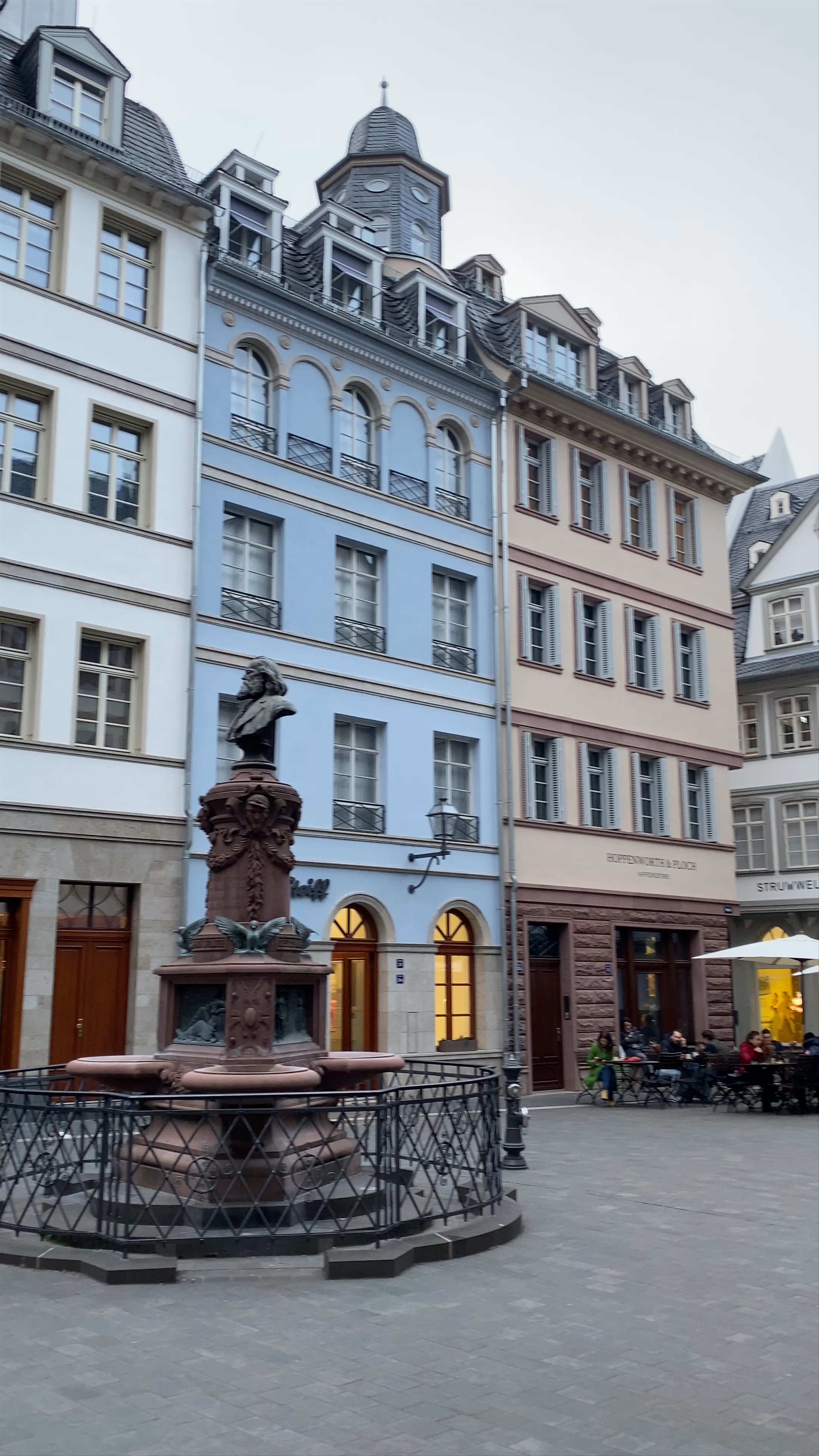 Dom-Römer-Quartier: Historic Charm and Cozy Cafés in Frankfurt