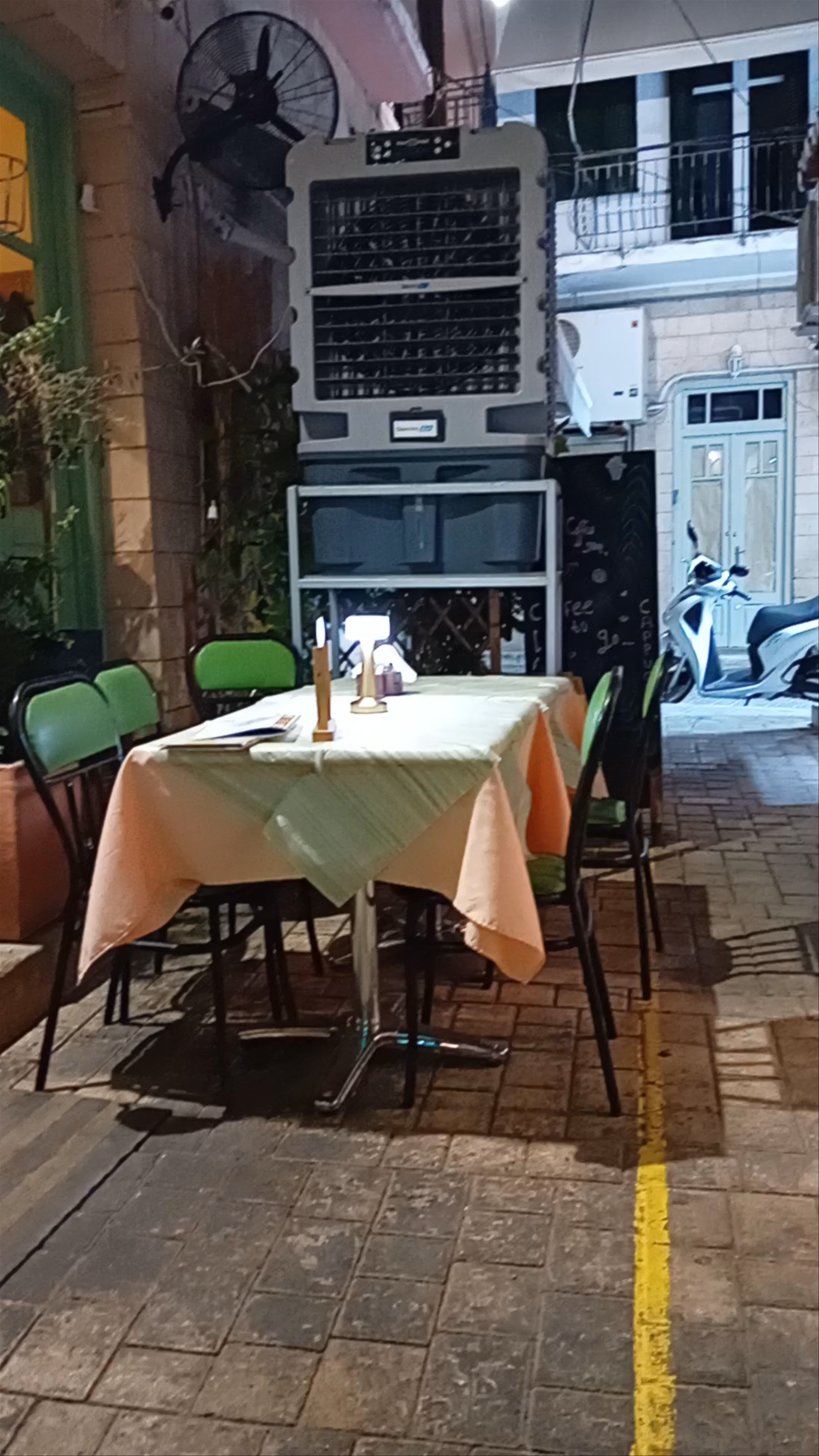 ΚΡΗΤΩΝ ΓΕΥΣΕΙΣ εν Αιγίνη - KRITON GEFSIS in Aegina Resto