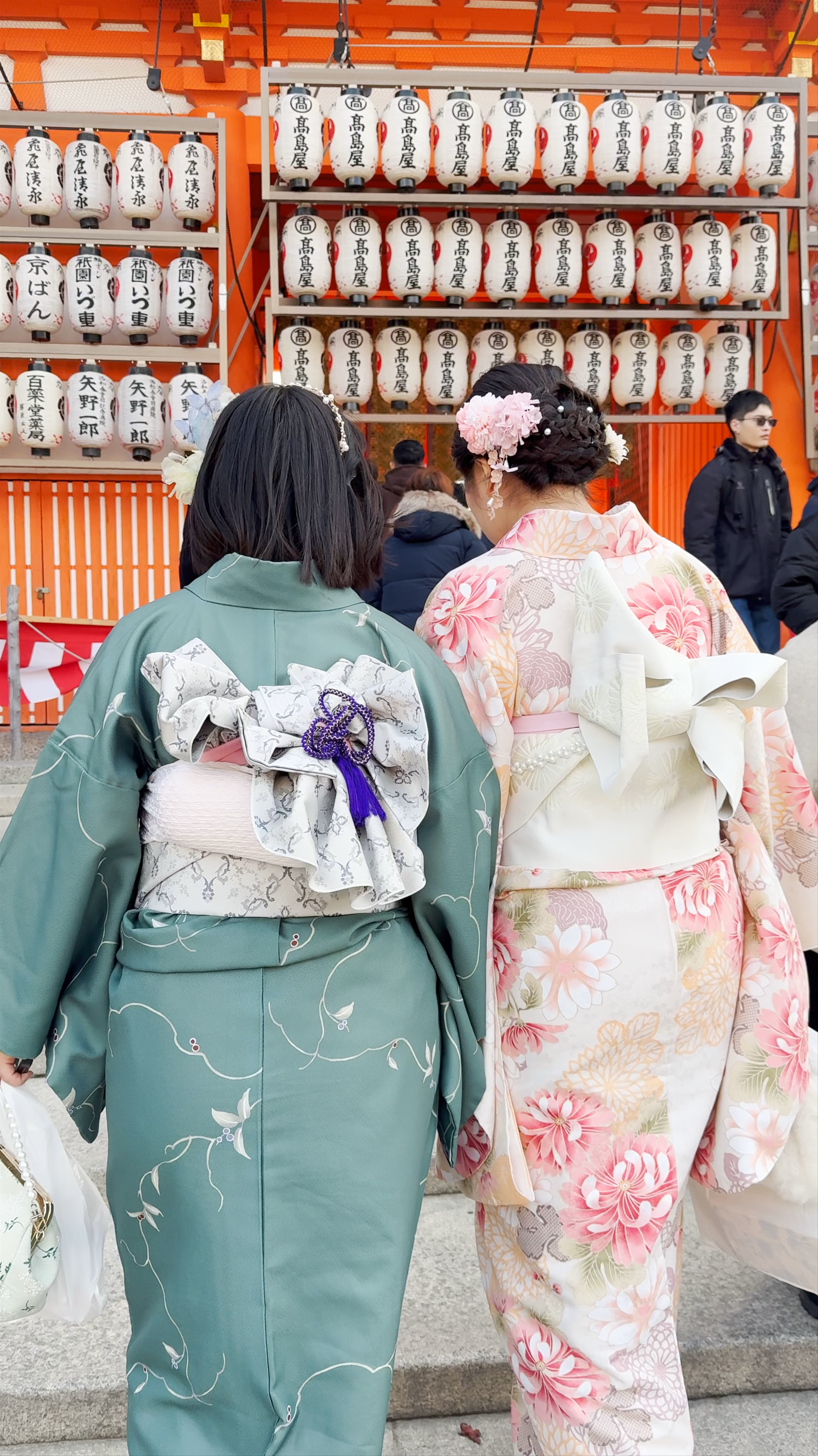 Yasaka Jinja Nishiromon Gate: Traditional Elegance in Kyoto