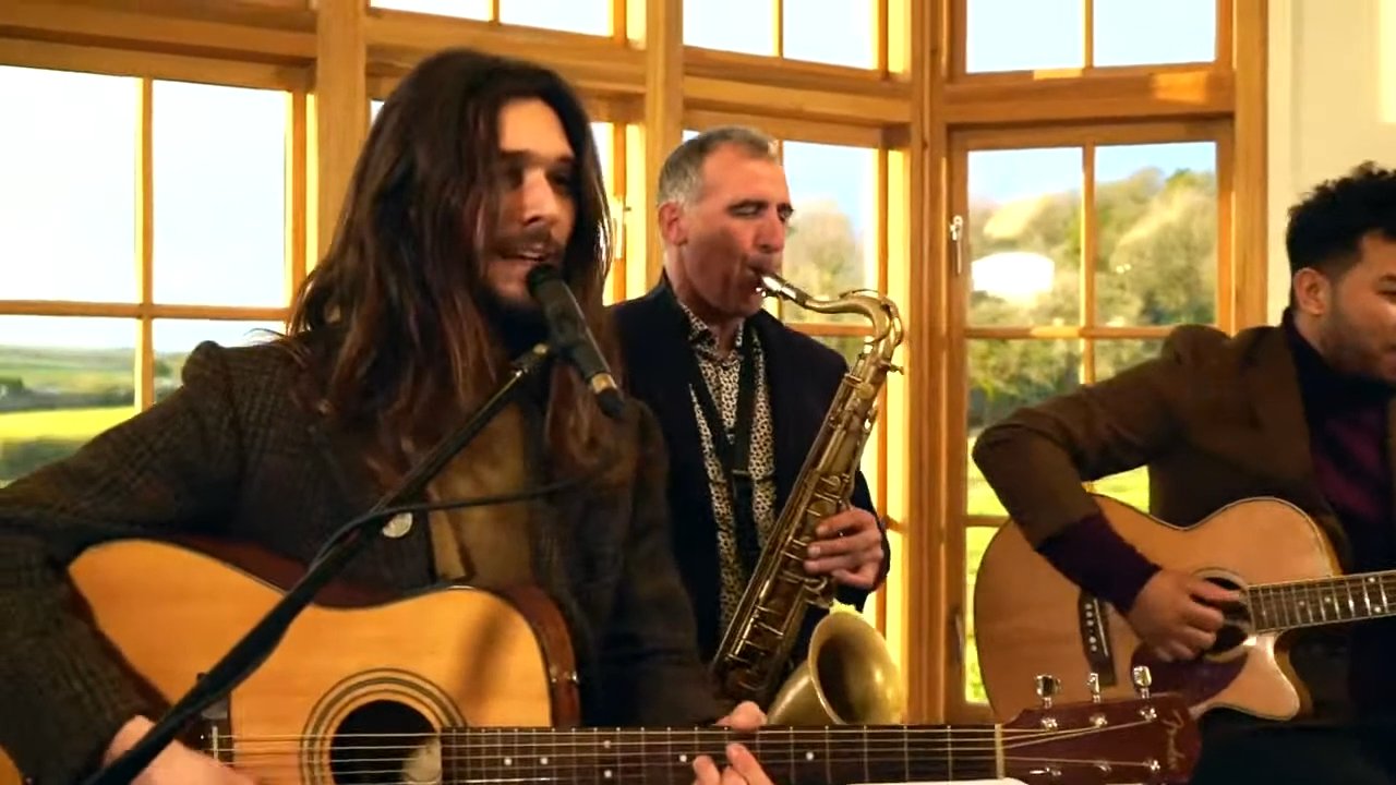 Acoustic Royale - Englishman In New York - video