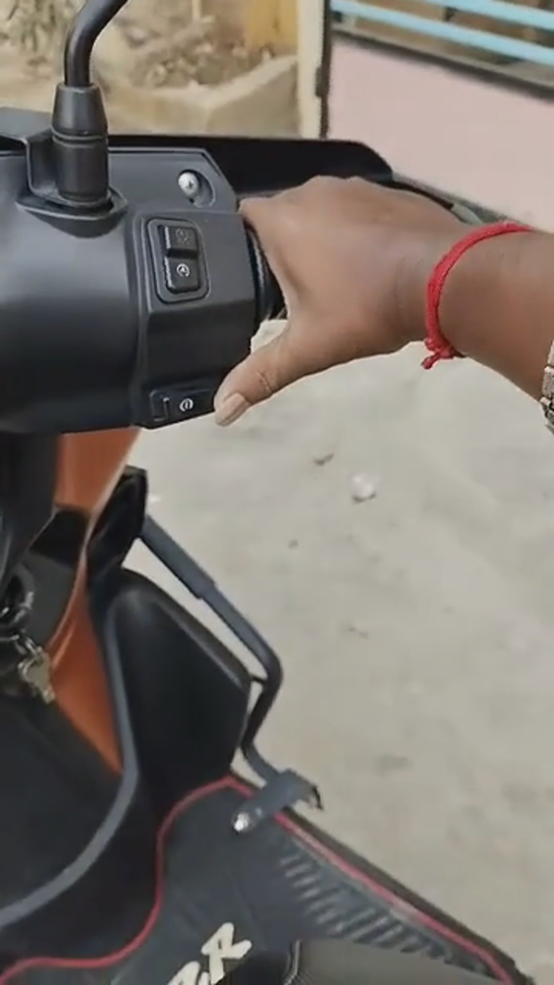 Walk-around video thumbnail