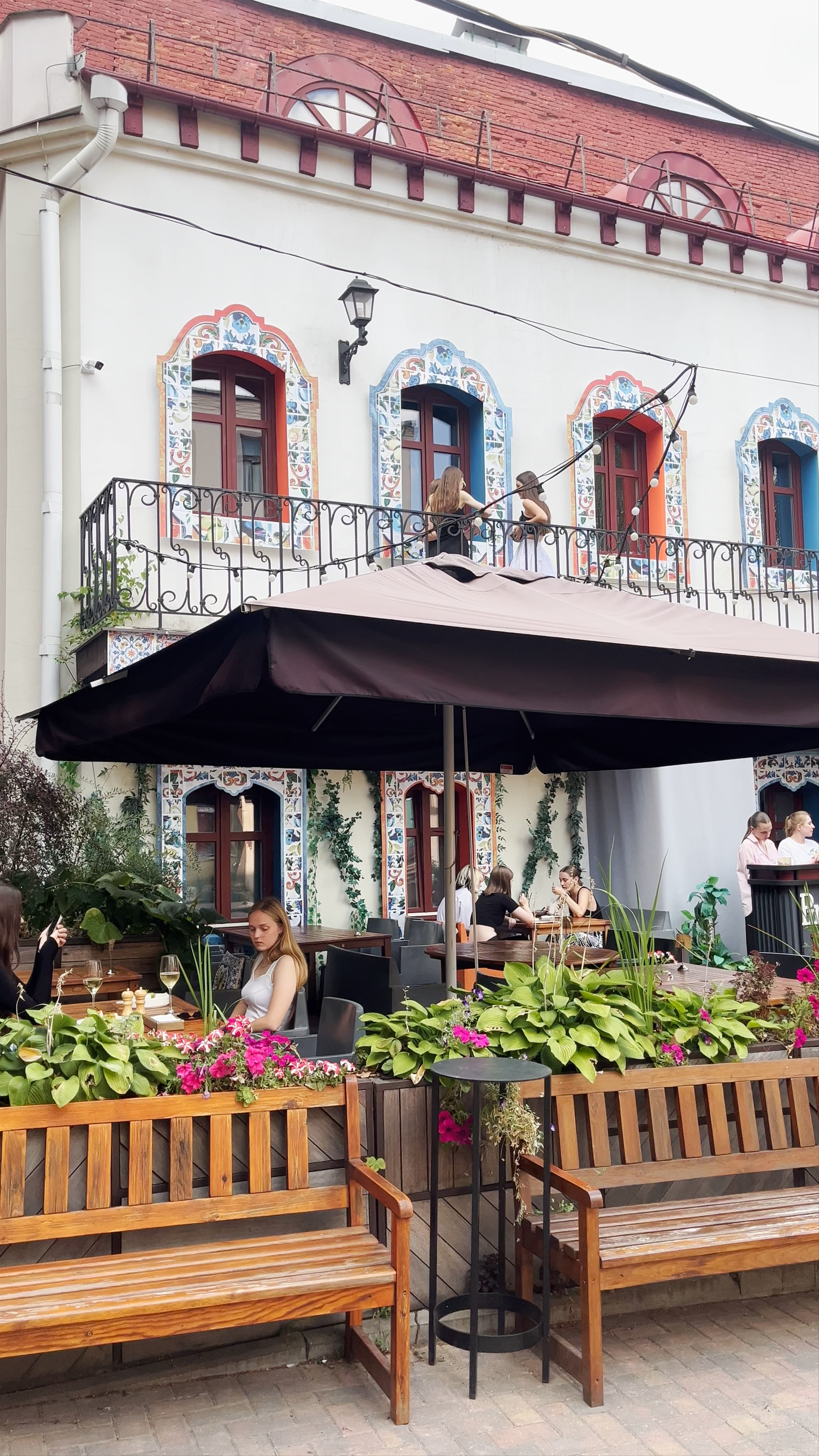 Pinky Bandinsky: Cozy Outdoor Café Vibes in Minsk