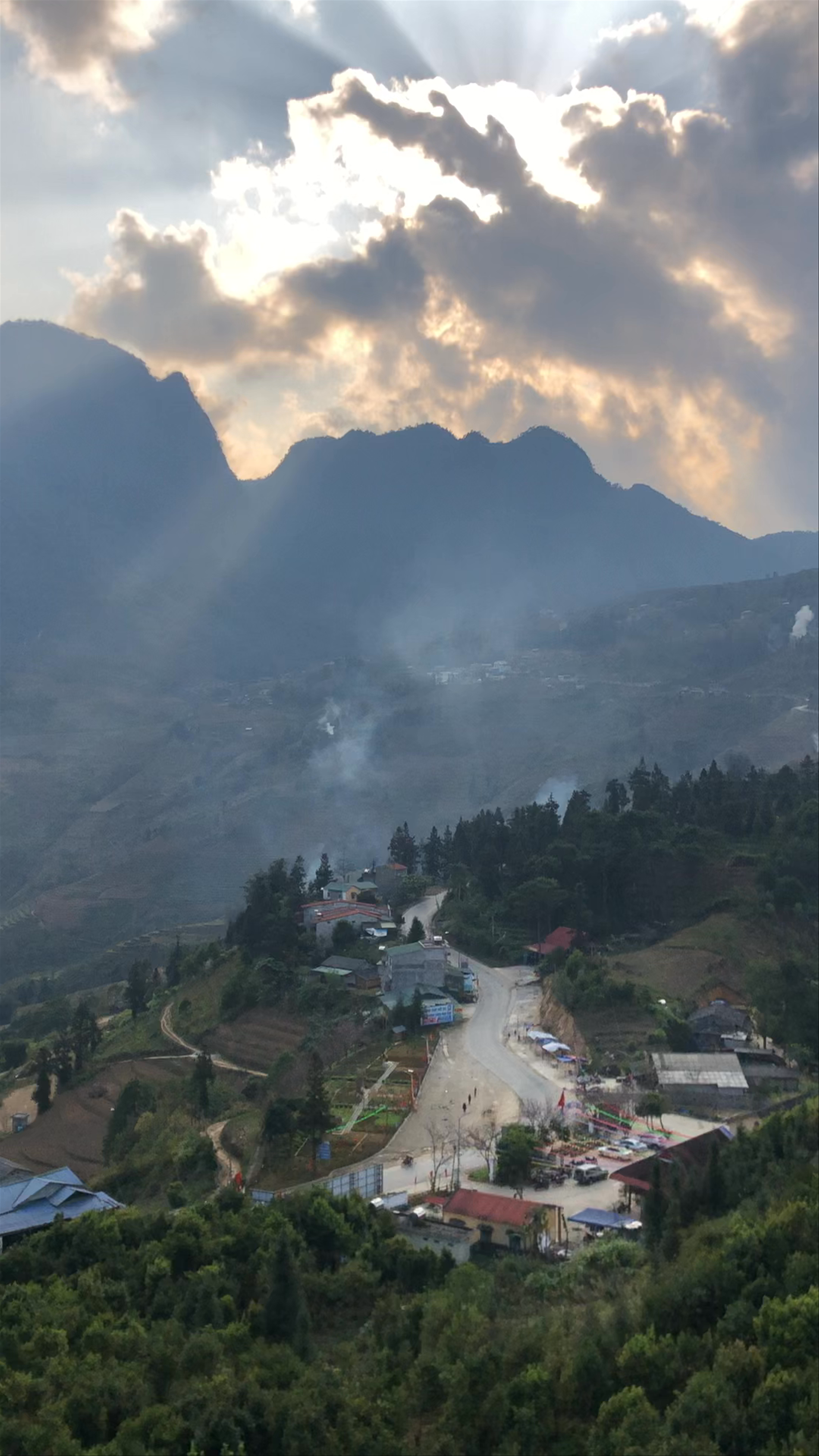 Đài Quan Sát Yên Minh: Majestic Mountain Views in Ha Giang