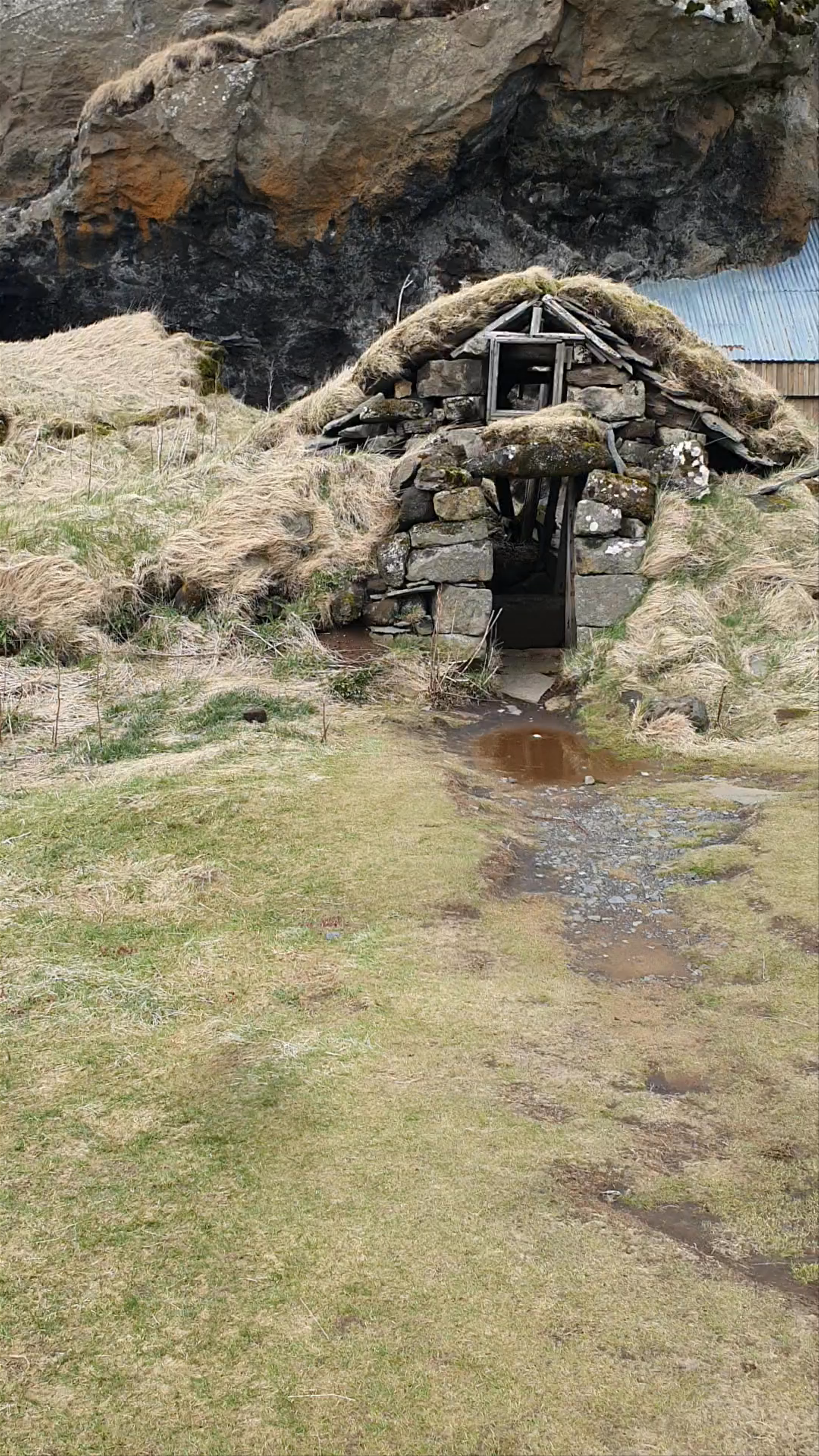 Drangurinn í Drangshlíð 2: Mystical Icelandic Turf House by the Cliff