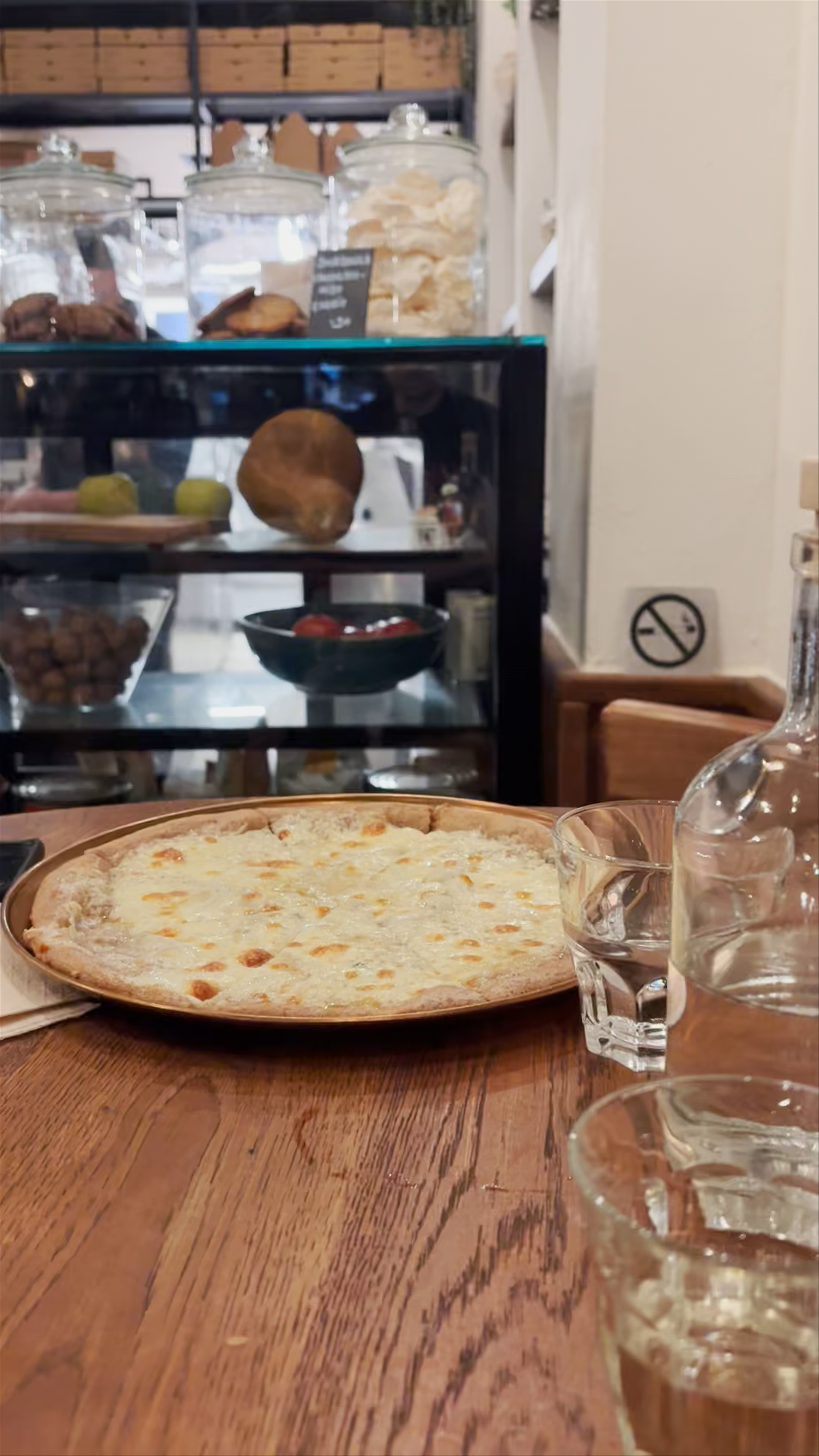 Cantina Senza: Cozy Pizza Bliss in Athens