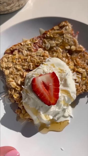 Banana and Strawberry Baked Oat Slice | alicelovesbreakfast