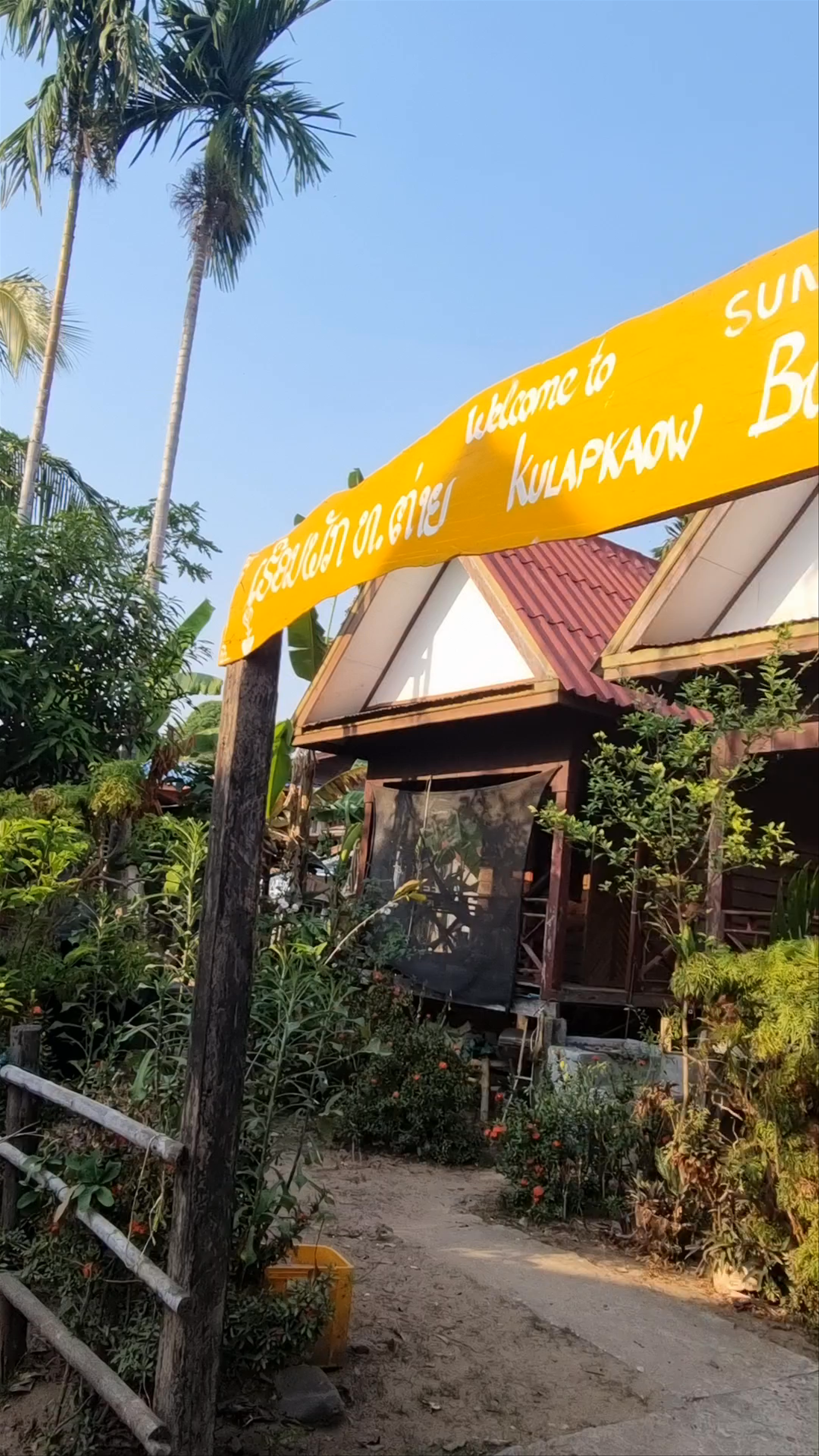 Kulap Kao Bungalows: Serene Bamboo Retreat in Khon, Laos