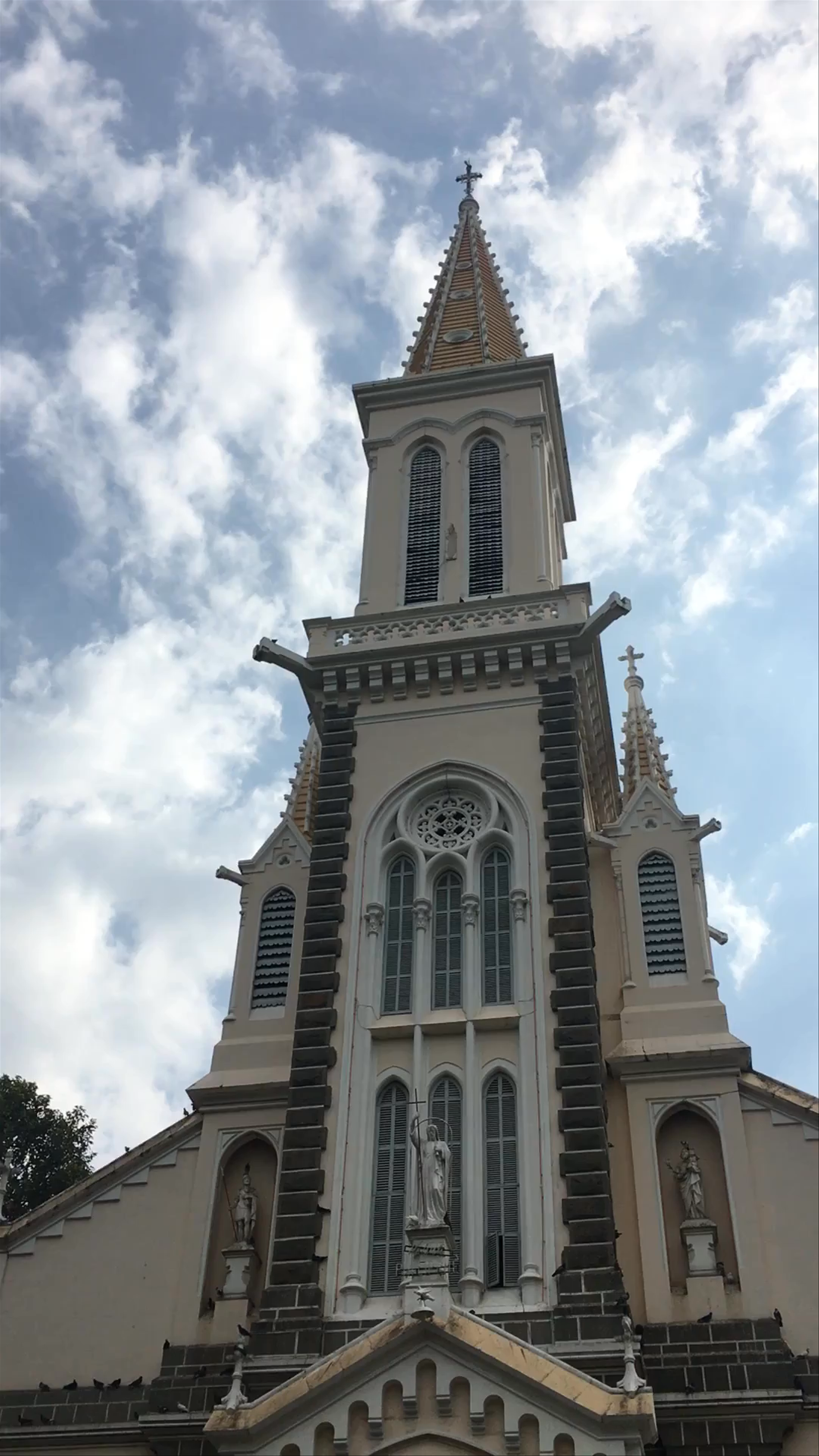 Giáo xứ Chợ Đũi - Nhà thờ Huyện Sĩ: A Gothic Gem in Ho Chi Minh City