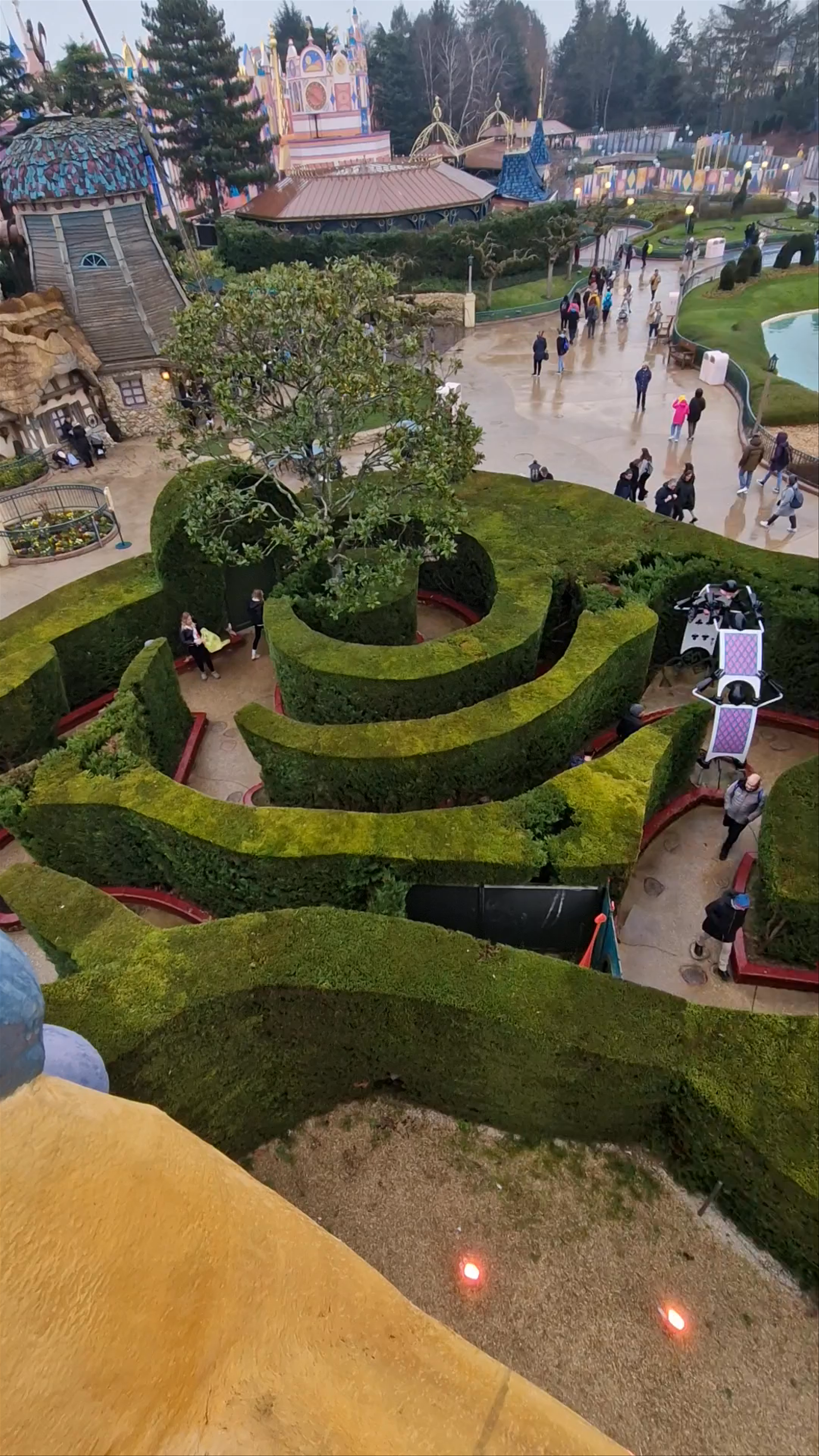 Le Labyrinthe d'Alice at Disneyland Paris: A Whimsical Hedge Maze Adventure