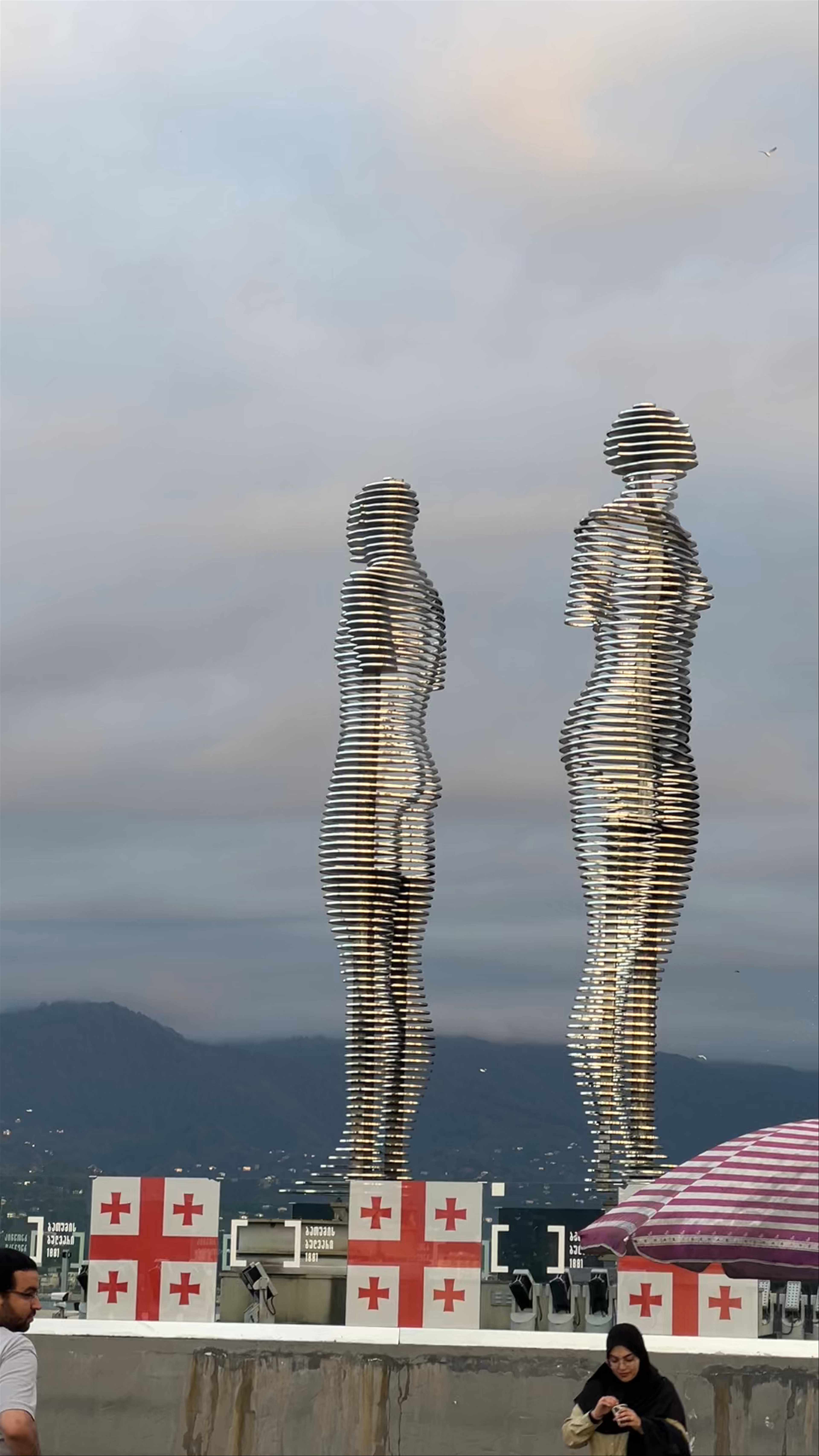 Ali & Nino Statue