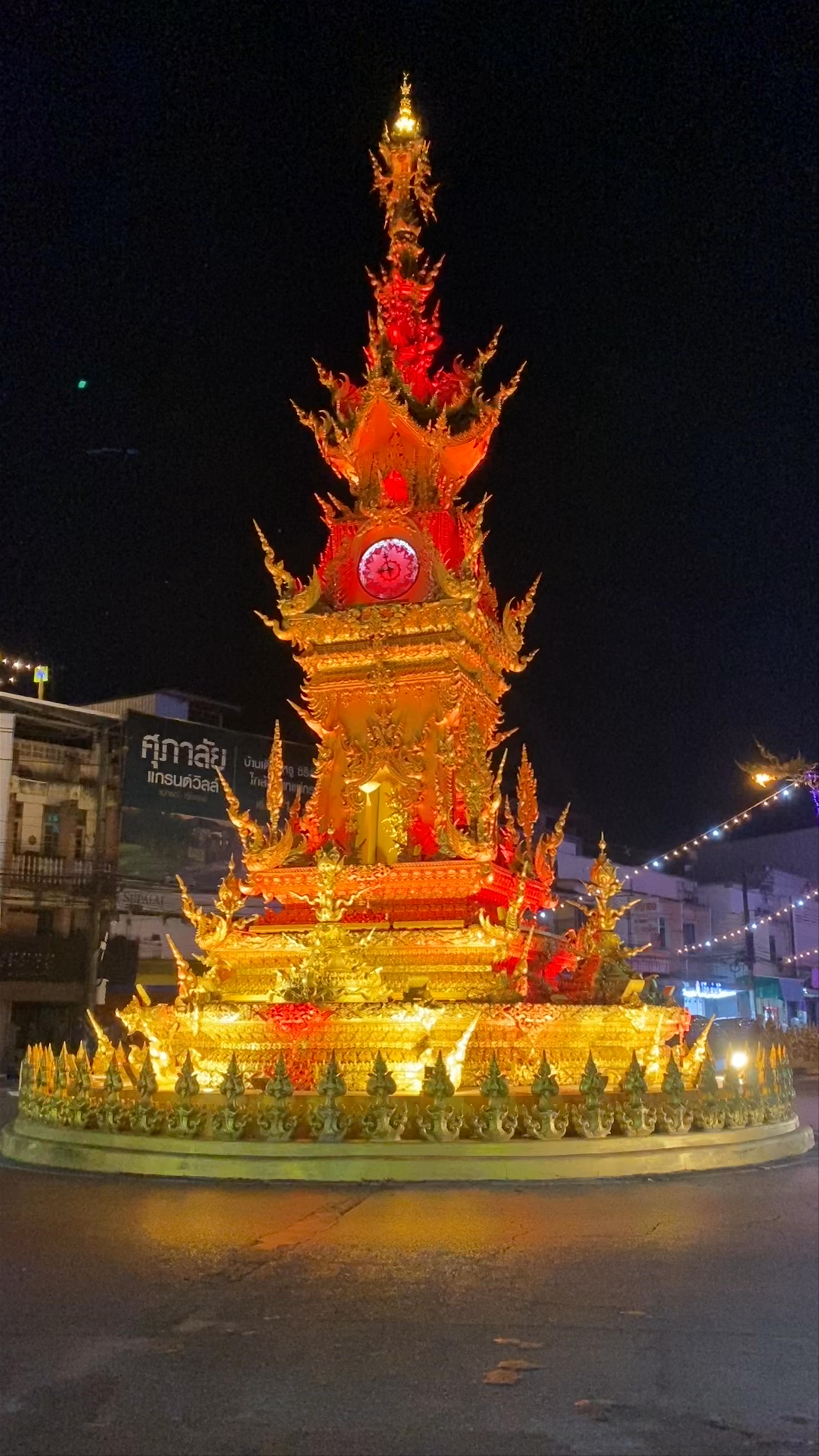 Clock Tower Chiang Rai: Nighttime Golden Glow