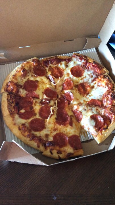 Pizza Hut - Why my pizza look like it's from Chuck E Cheese - Pizza Near Me - Luling, Texas