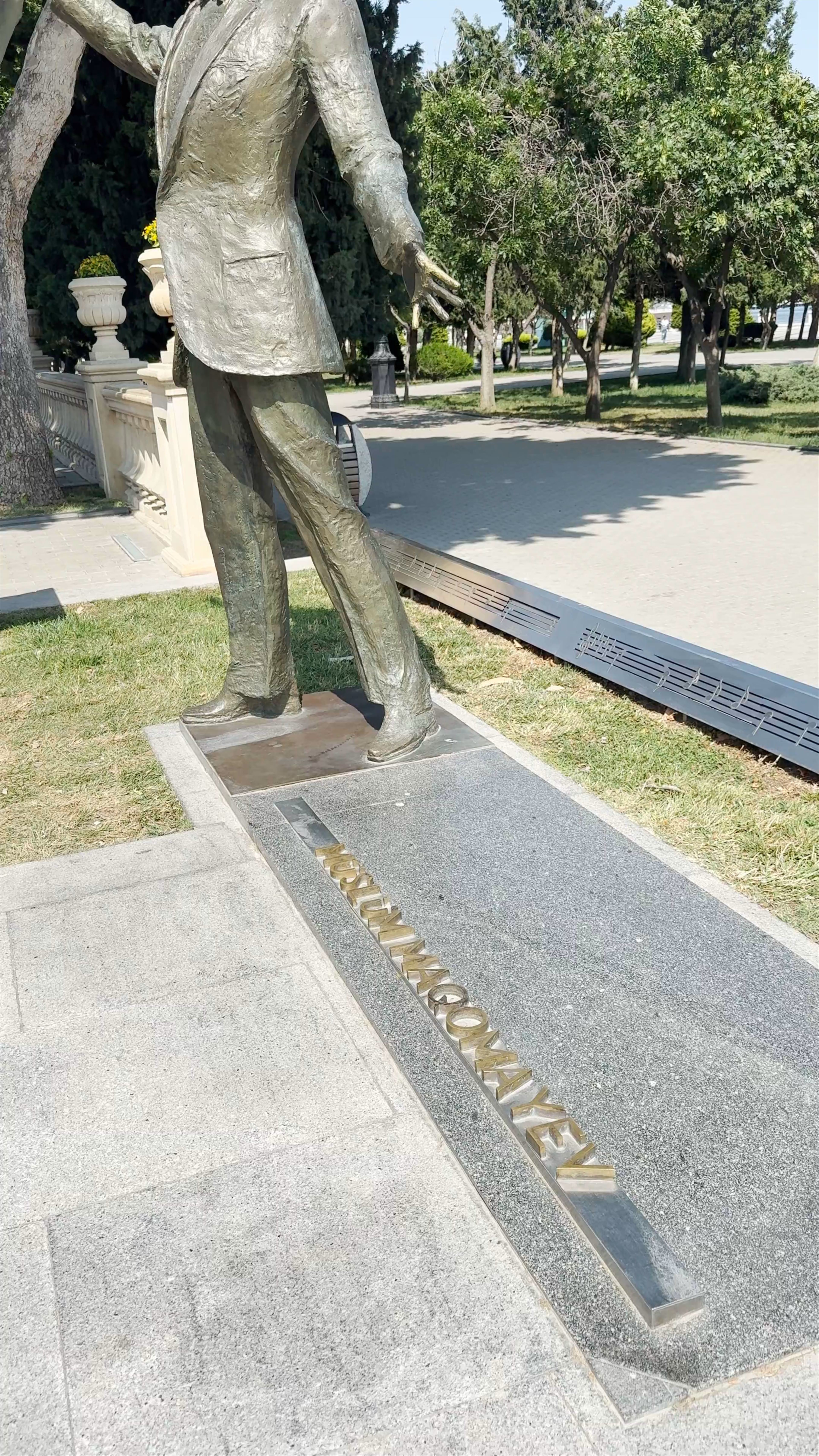 Müslüm Maqomayevin heykəli