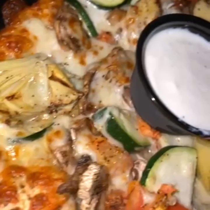 Maxwells Eatery - OMG! HAD to share vid of the ah-MAH-zing garlic chicken pizza! Broke da mouff! 1/2 price pizza on Thursdays, y'all!!!! - Pizza Near Me - Redding, California