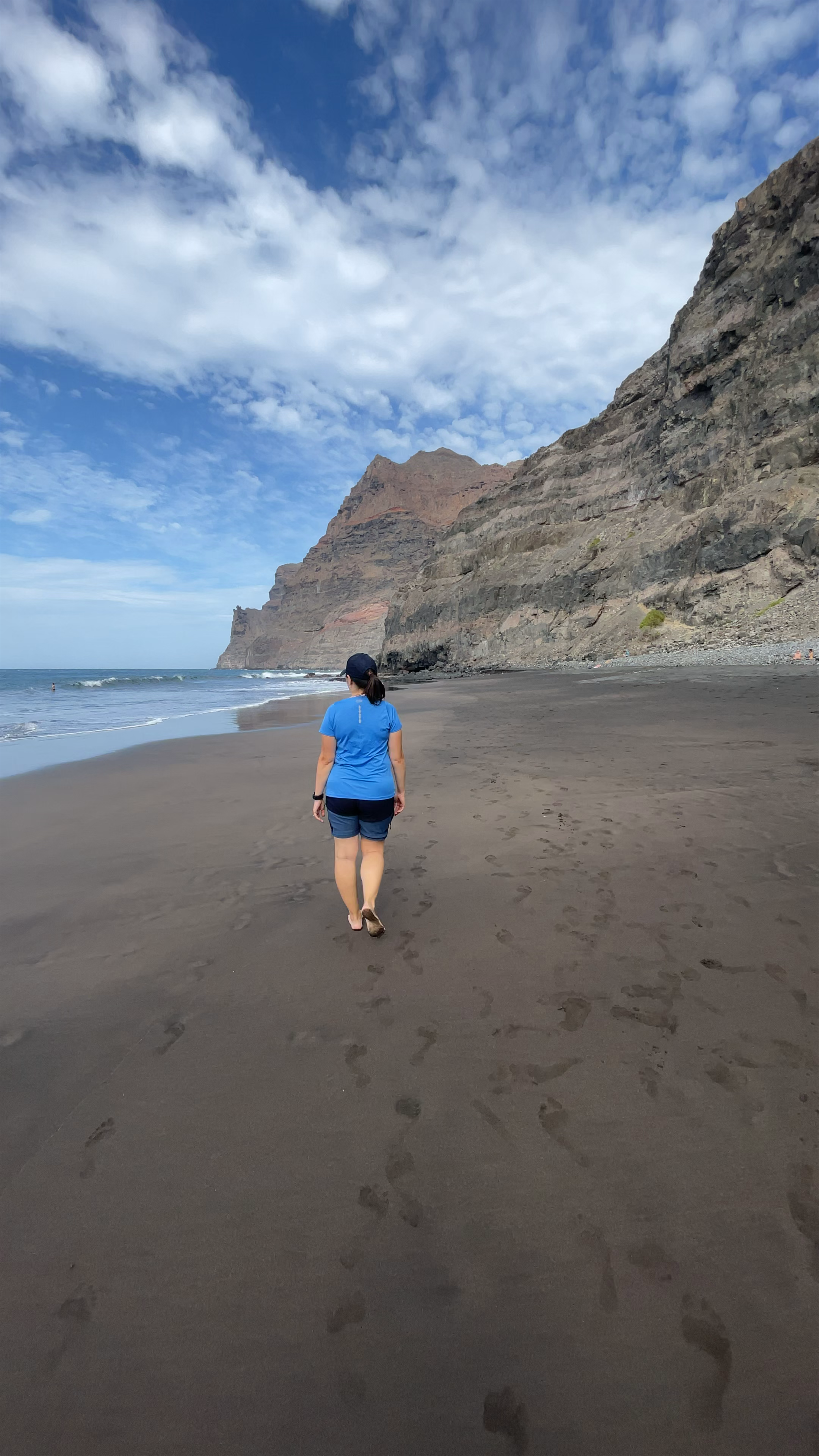 Serene Black Sand Beach Walk at Playa de Güigüí, Gran Canaria
